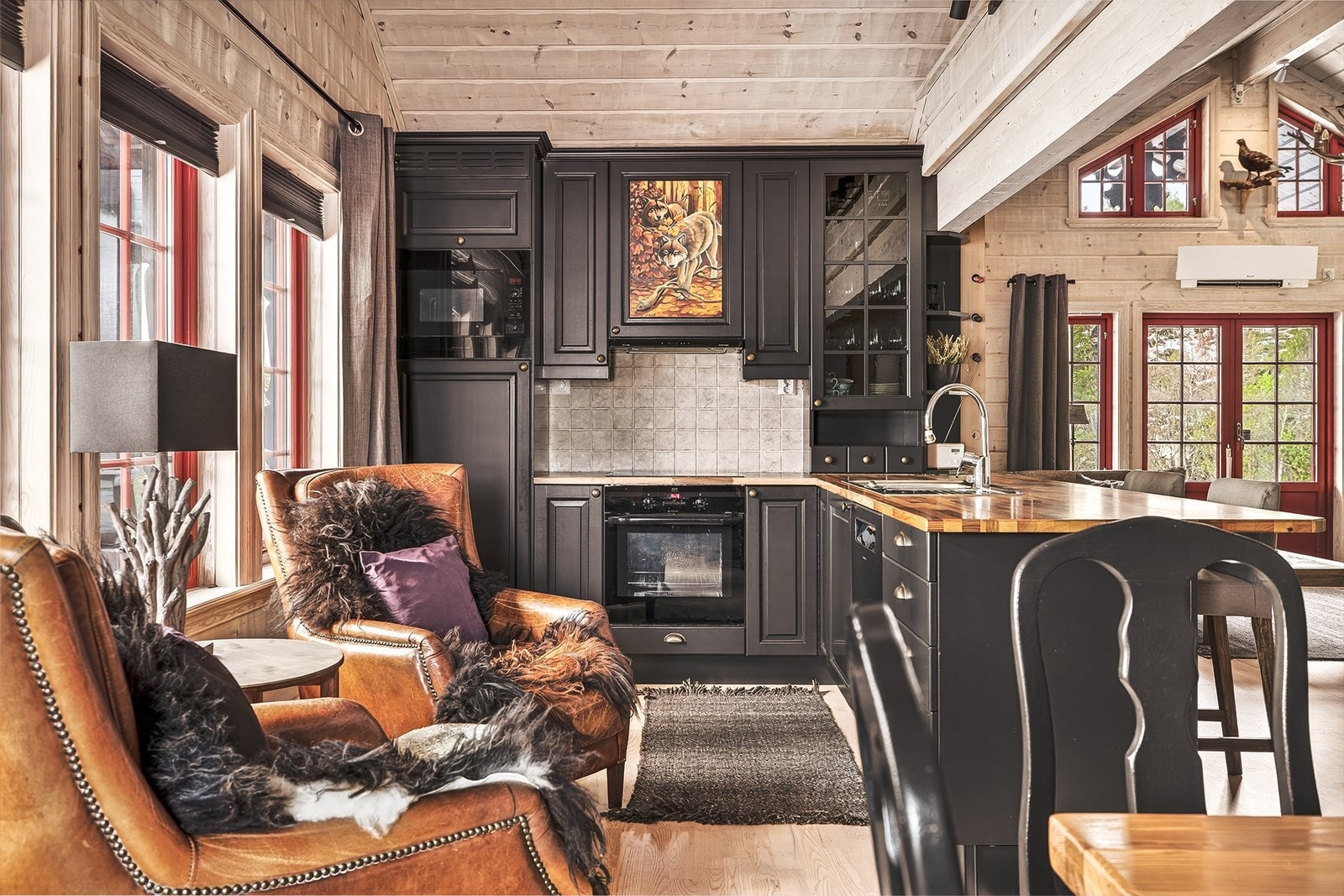 Kjøkkenet har intergrert kjøleskap, platetopp, ovn og mikrobølgeovn. Galleribilde