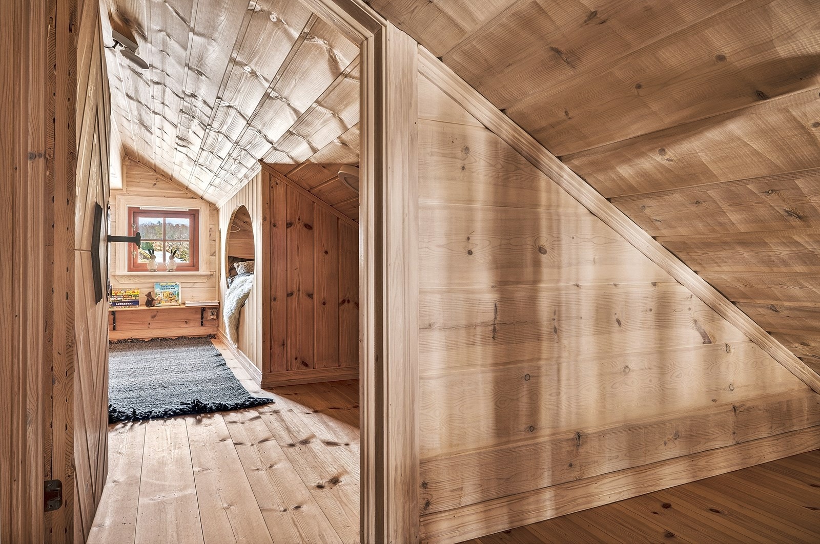 Oppe på hemsen er det lagt opp til tre sengeplasser. Hemsen er ikke vist på byggetegningene og er ikke godkjent som soverom. Galleribilde