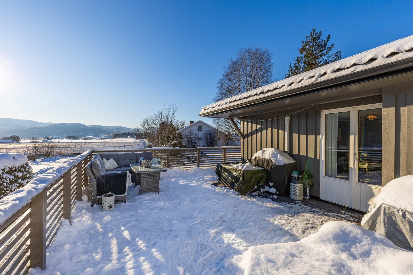 Fra stuen er det utgang til en hyggelig terrasse. Galleribilde