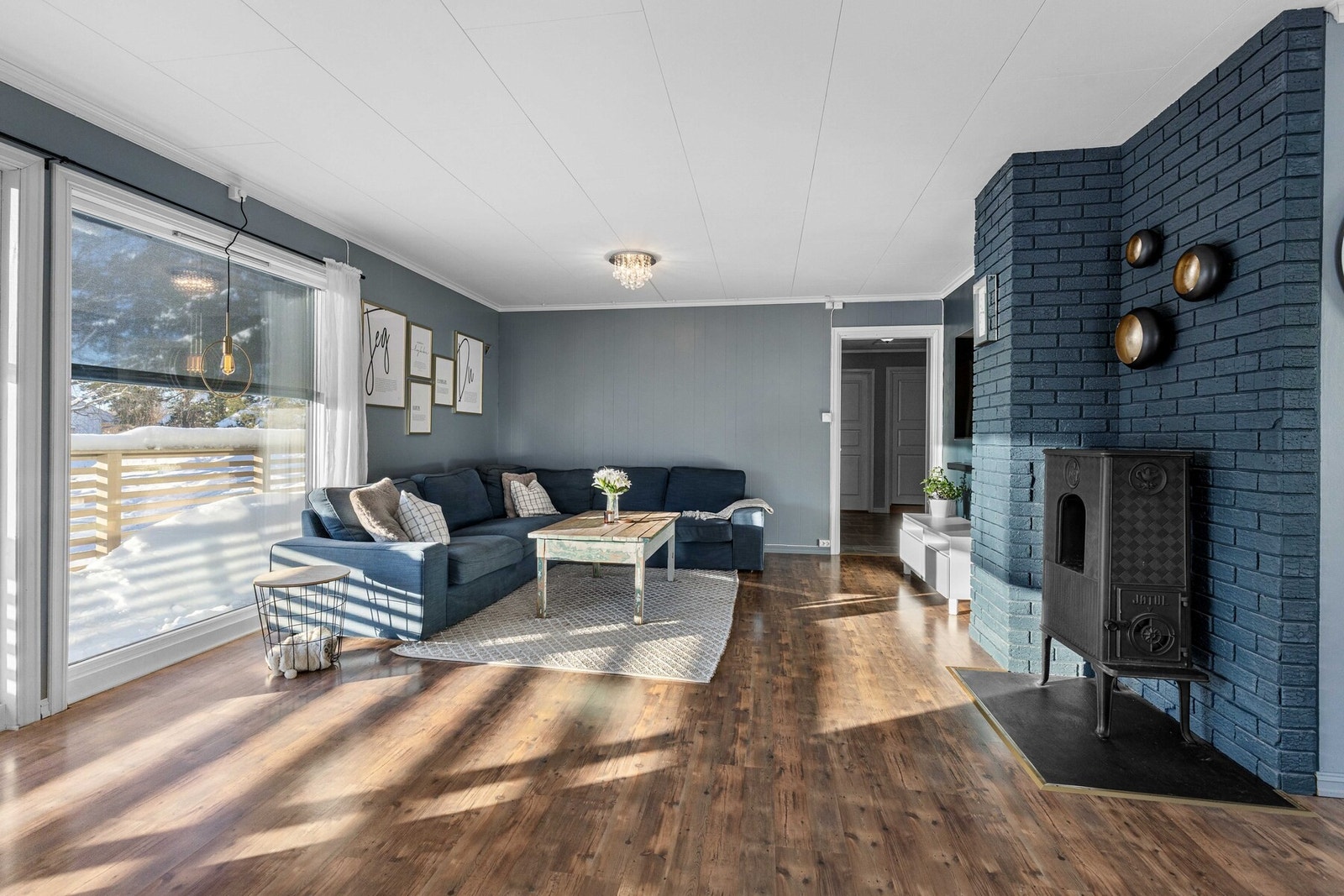 Det er installert både varmepumpe og peis, som sørger for god varme og komfort på kjøligere dager. Galleribilde