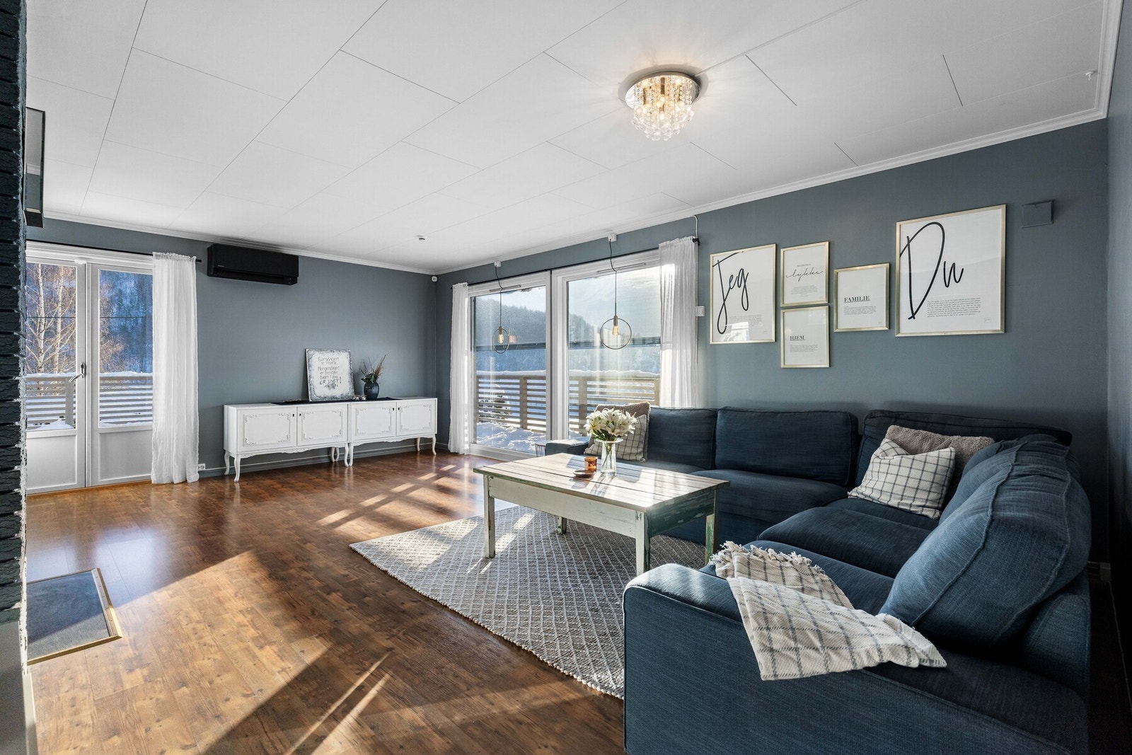 Boligen har en romslig stue med store vindusflater som gir rikelig med naturlig lys og flott utsikt. Galleribilde