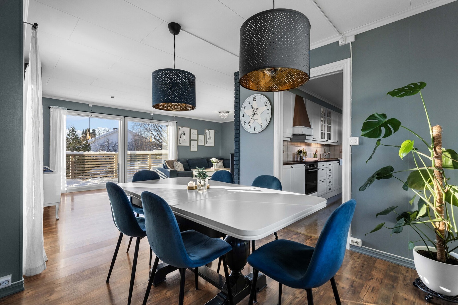 Stuen har laminatgulv og malte vegger i blåtoner, og fremstår som et behagelig oppholdsrom. Galleribilde