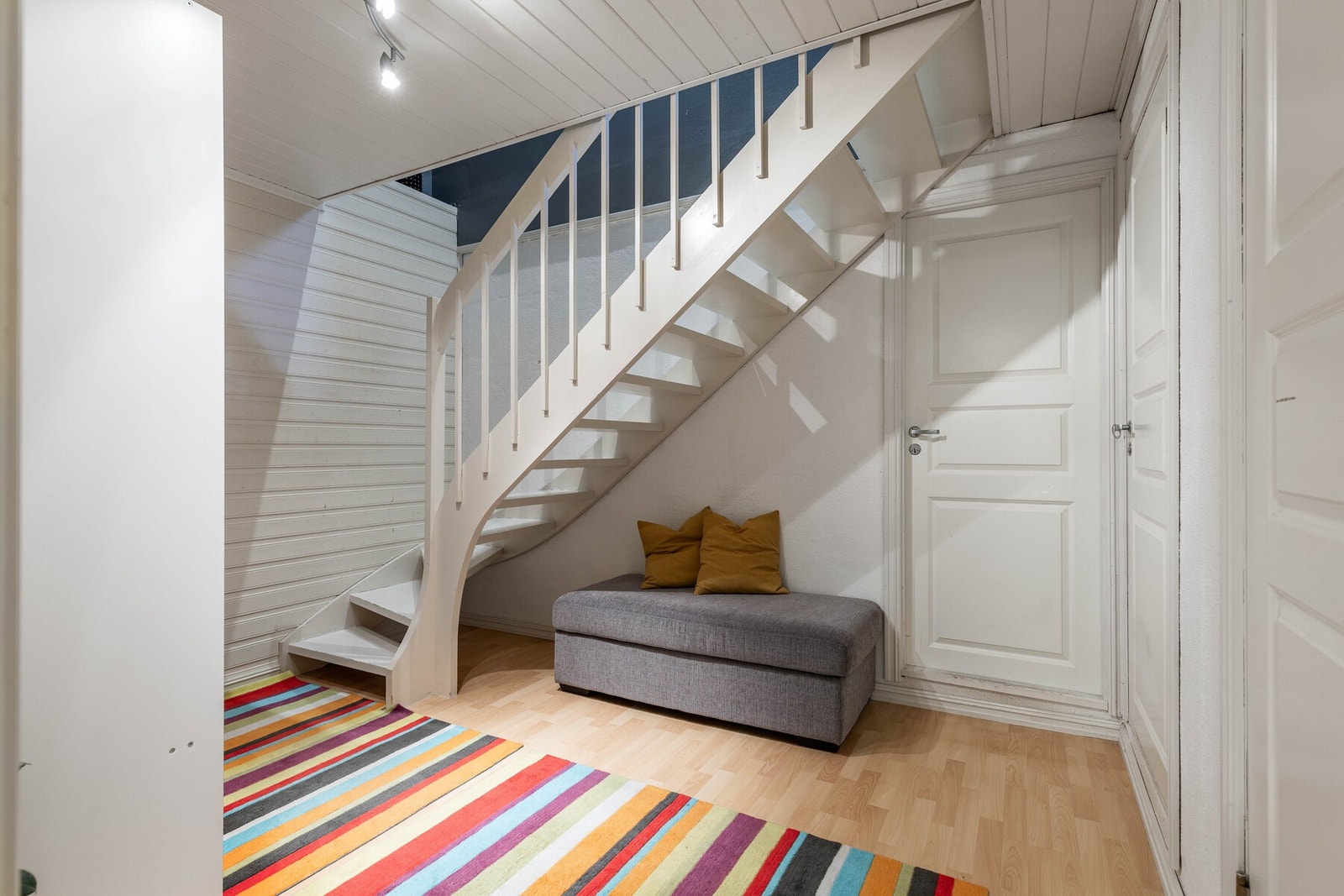 Trapperom/gang i underetasjen. Galleribilde