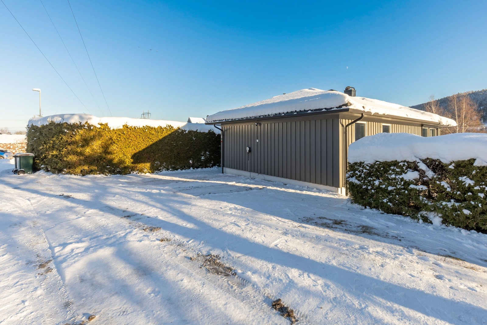 På boligens yttervegg er det installert elbillader, noe som gir enkel og praktisk lading hjemme. Galleribilde