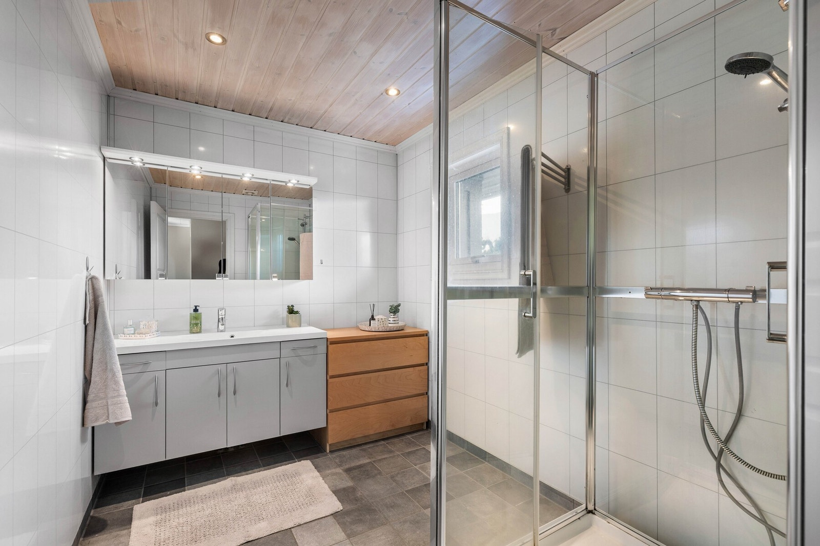 Badet er fra 2008 og har fliser på gulv og baderomsplater på vegger. Galleribilde