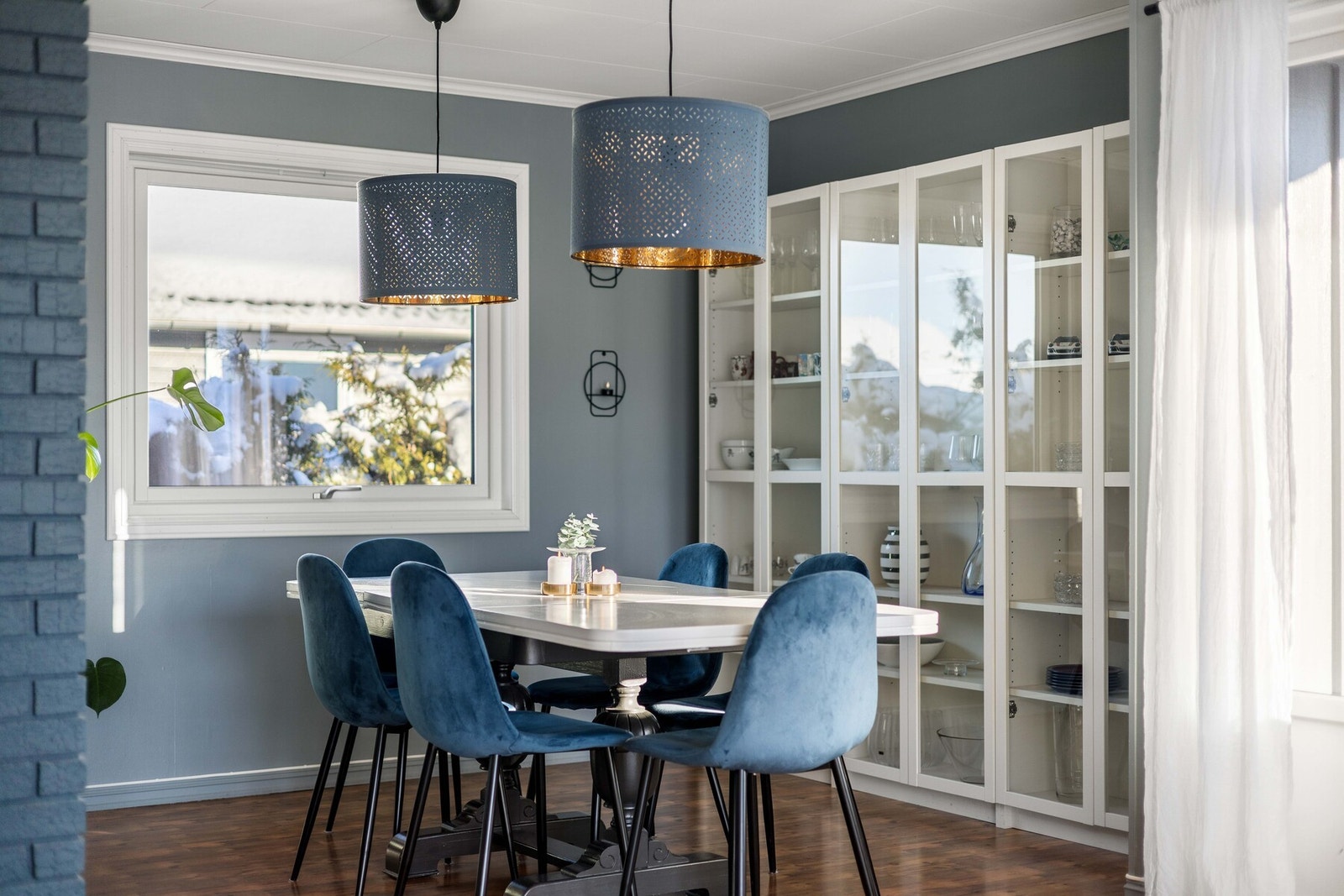 Rett utenfor kjøkkenet er det naturlig plass til spisebord. Galleribilde