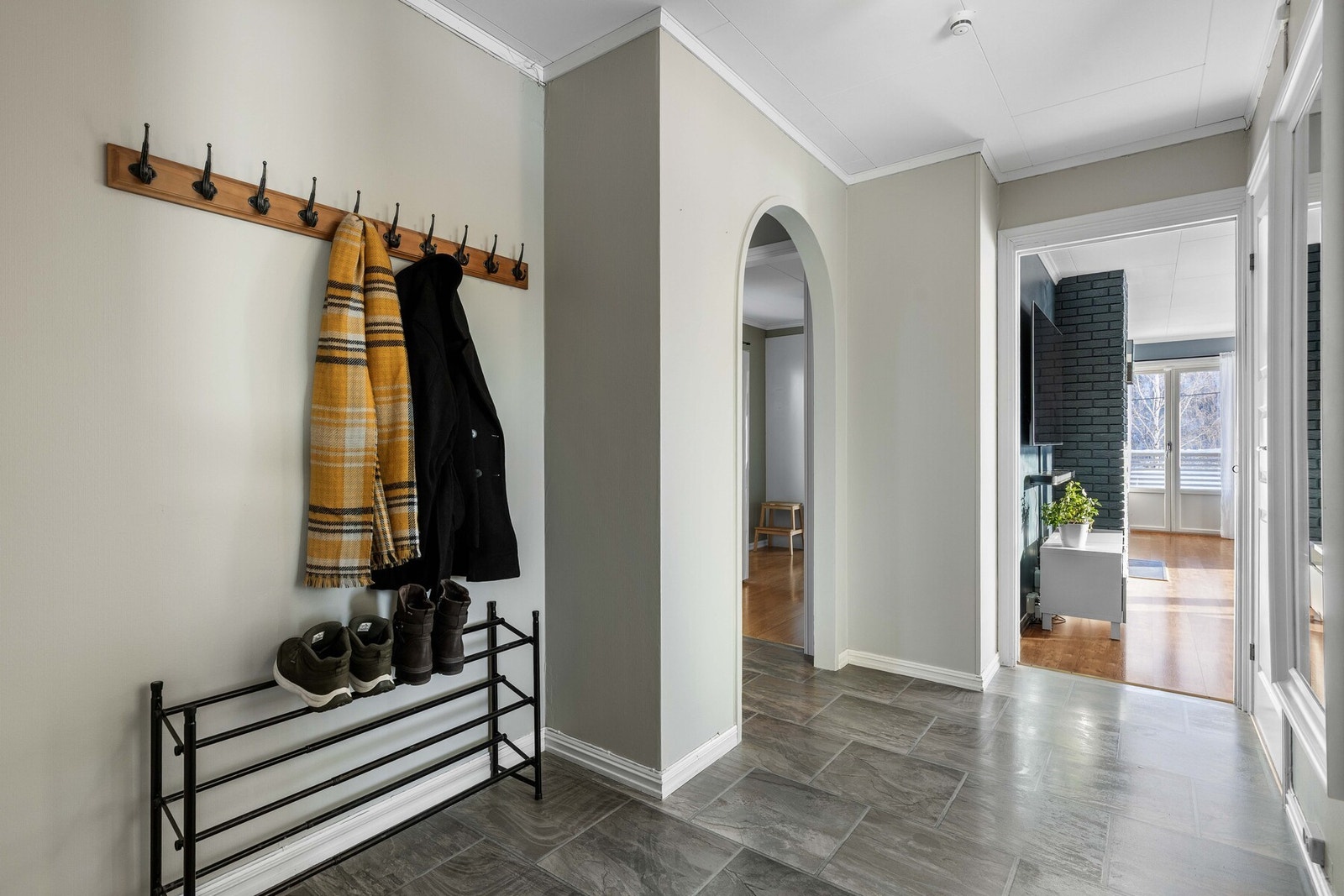 Entréen har en romslig og innbydende utforming med god plass til oppbevaring av yttertøy og sko. Galleribilde