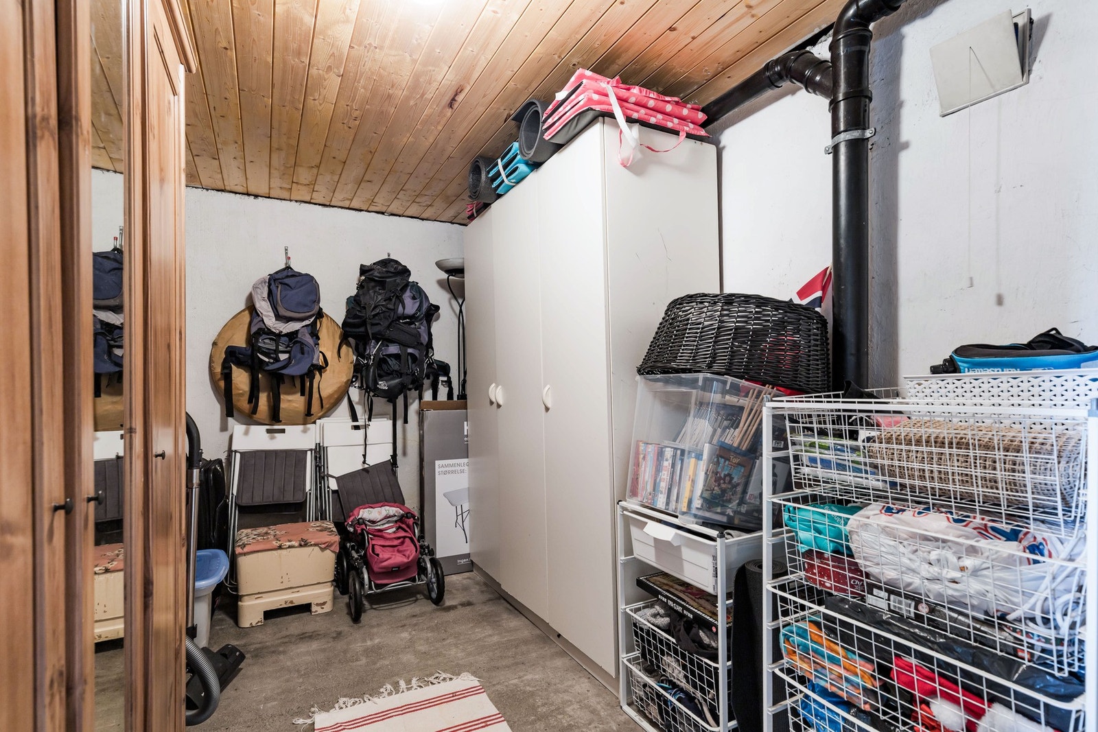 Boligen har flere boder for oppbevaringsplass. Galleribilde