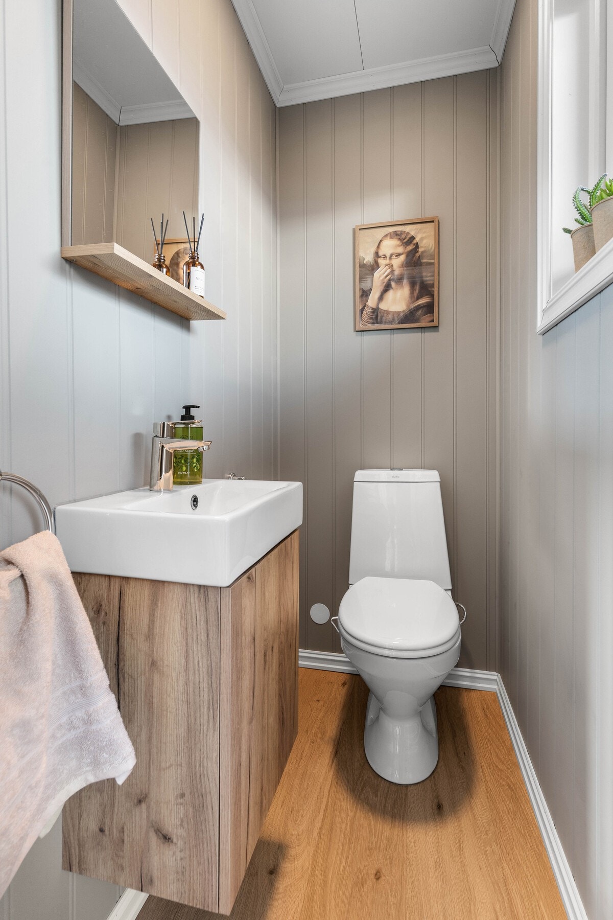 Toalettrommet er fra 2025 og har laminatgulv og malte veggflater. Det er innredet med servant med underskap og speil over. Galleribilde