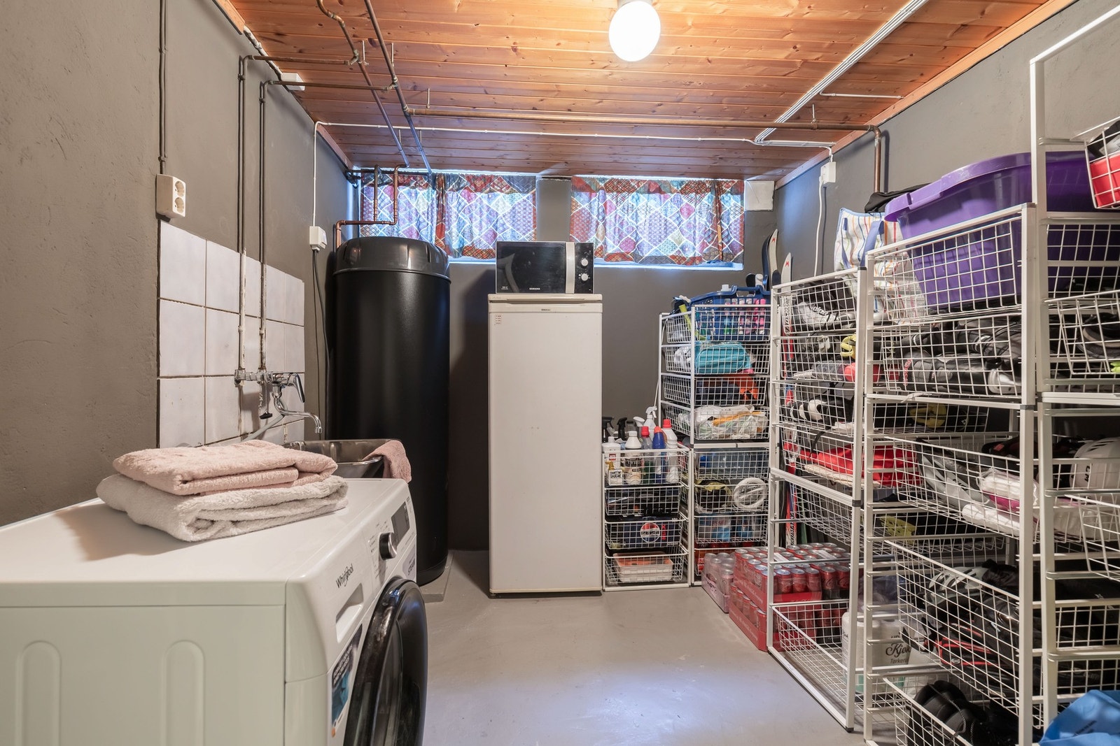 Vaskerommet er romslig og har god plass til vaskemaskin, tørketrommel og eventuell ytterligere innredning. Galleribilde
