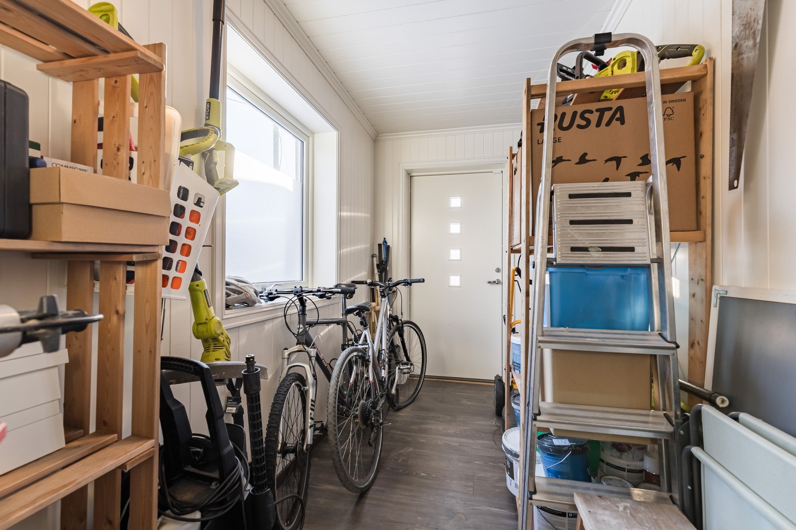 Boligen har flere boder for oppbevaringsplass. Dette rommet har også utgangsdør. Galleribilde