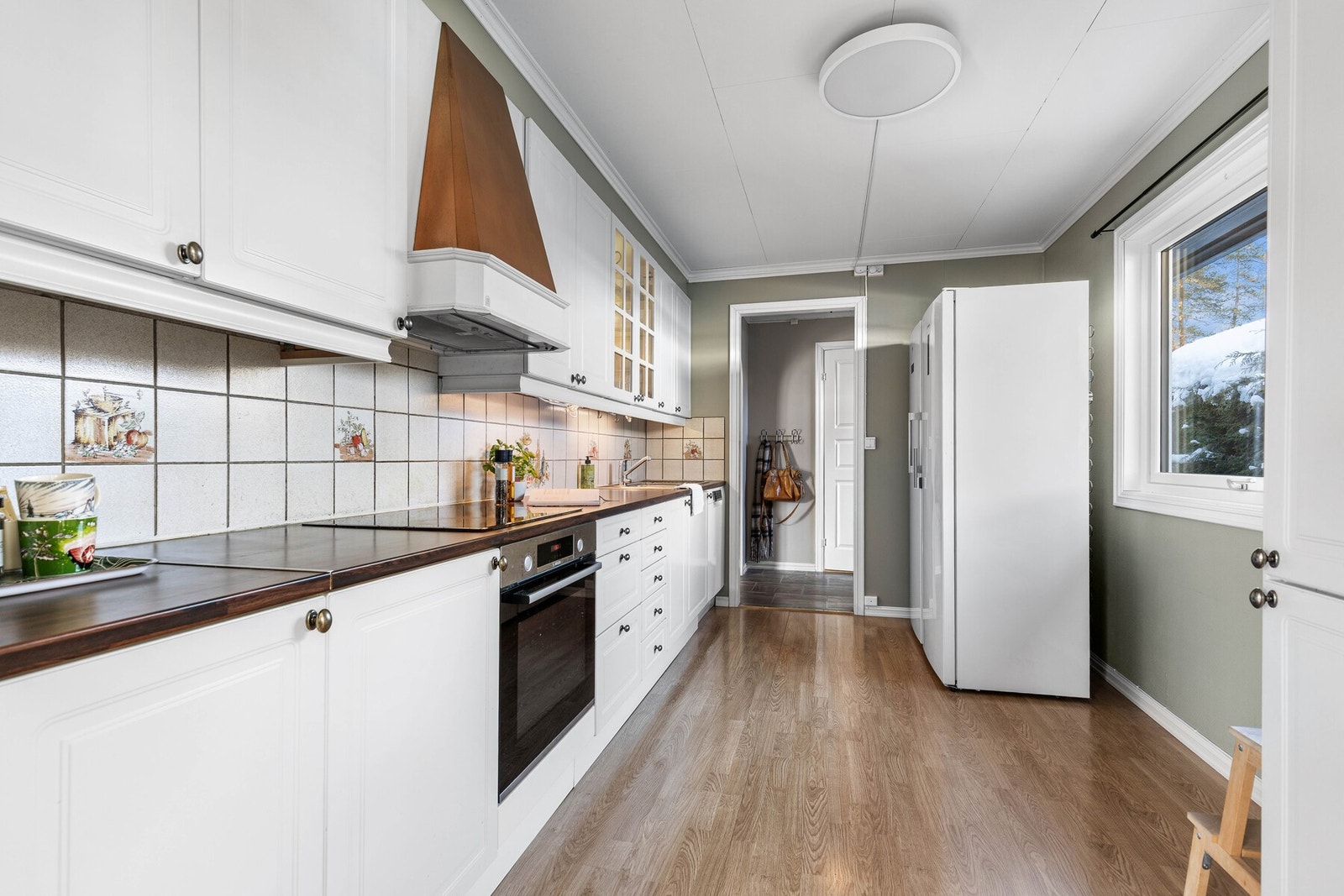 Innredningen har profilerte fronter og laminert benkeplate med nedfelt utslagsvask. Galleribilde