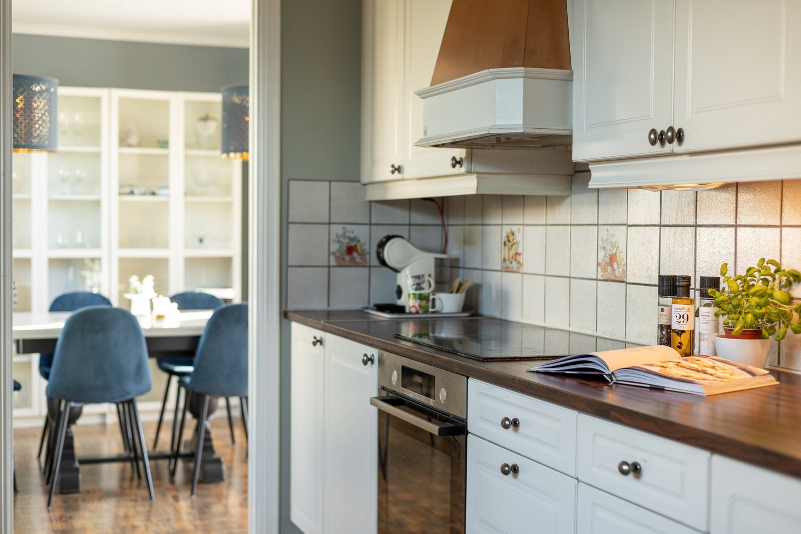 Kjøkkenet er plassert i eget rom, adskilt fra stuen, og har en funksjonell og gjennomtenkt utforming. Galleribilde