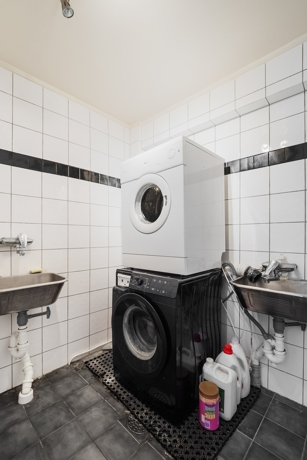 Opplegg for vaskemaskin på badet. Galleribilde