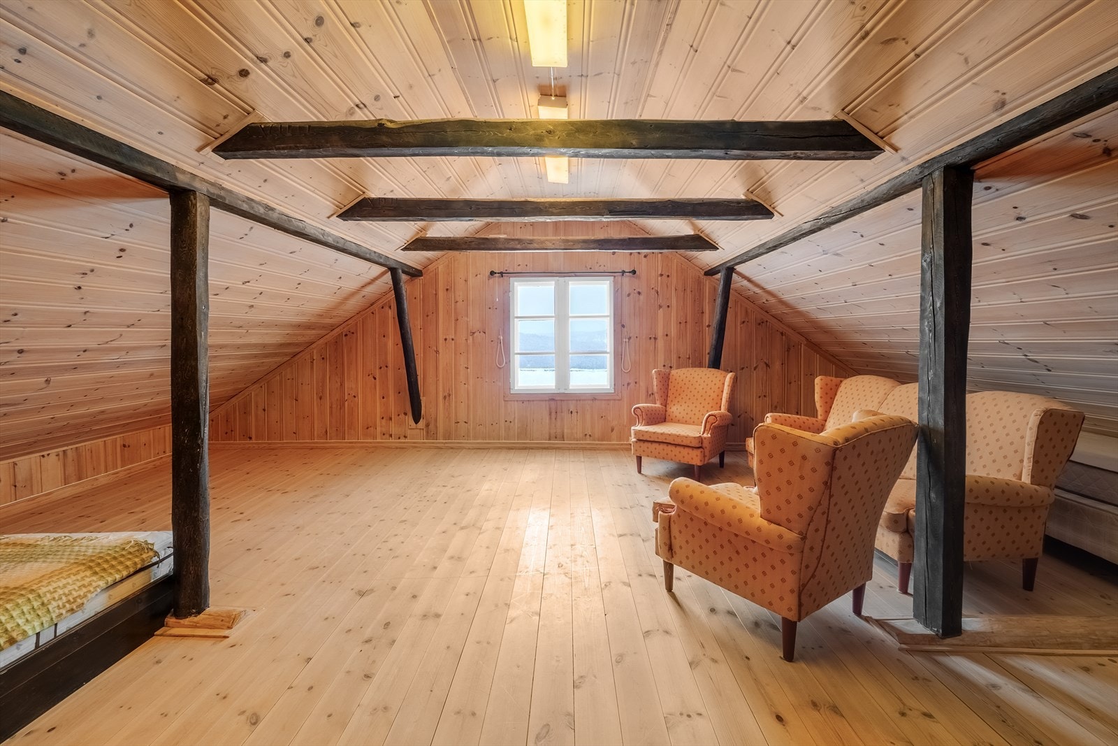 Stort og praktisk rom på loftet. Galleribilde