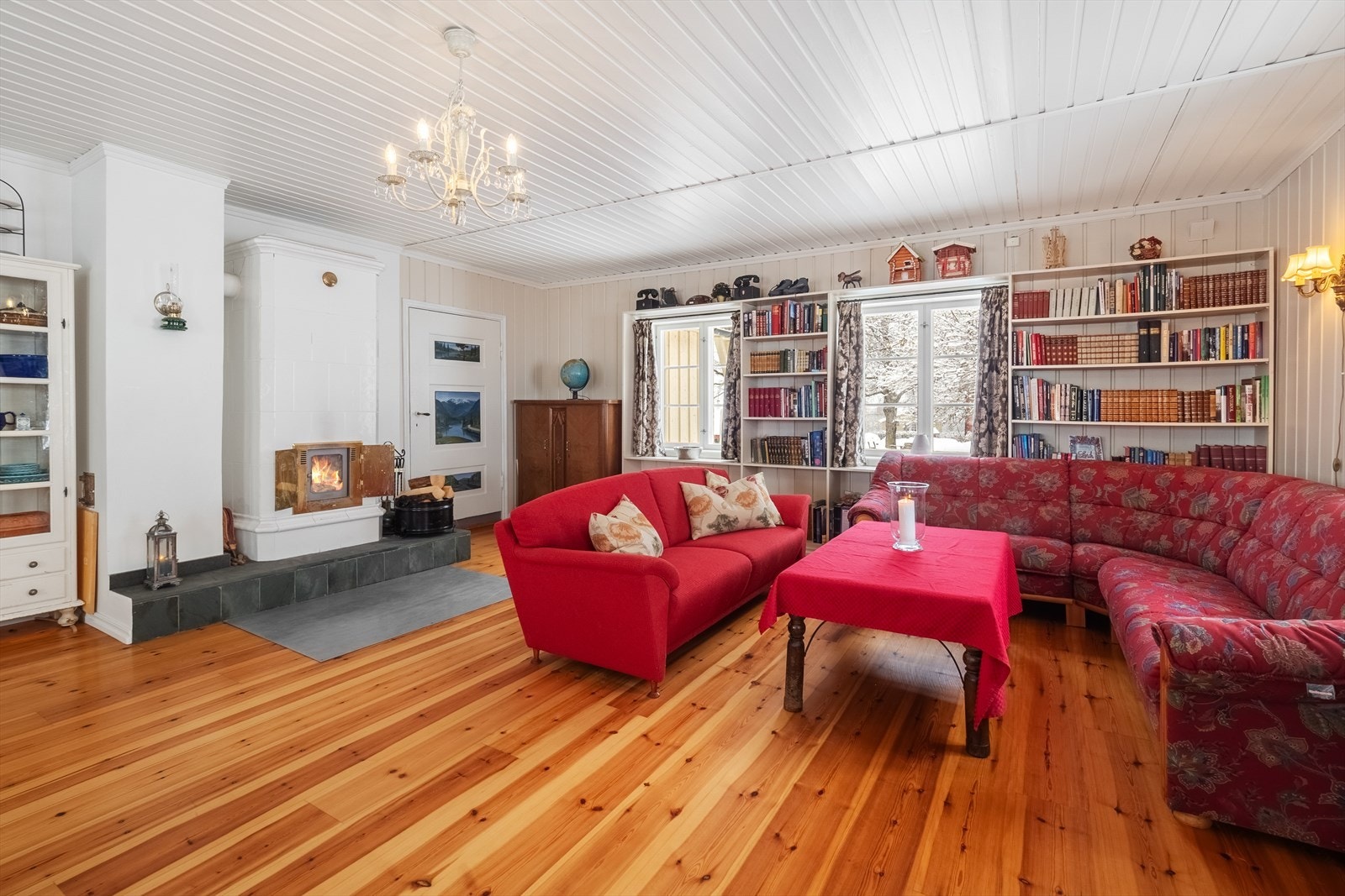 Samlingspunkt foran peisen. Galleribilde