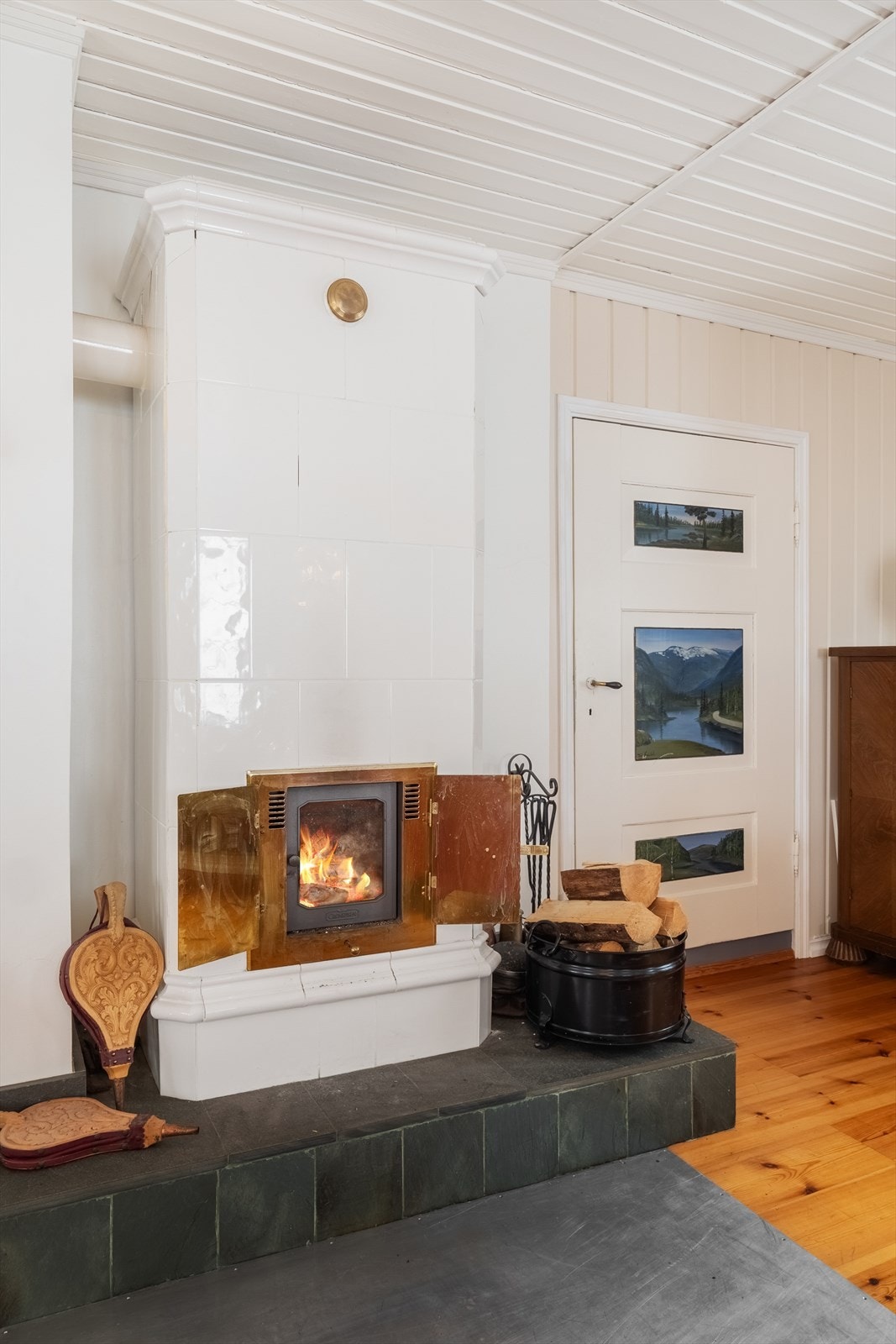 Lun steming med vedvarme. Galleribilde