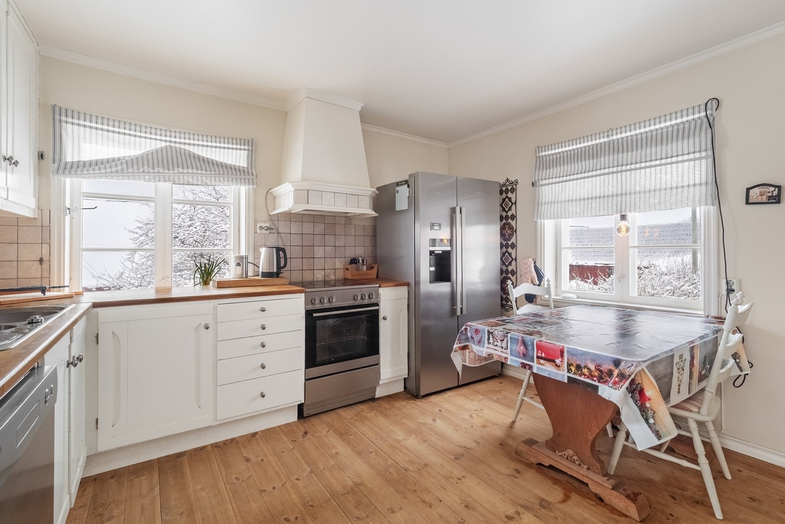 Kjøkken med lyse fronter. Galleribilde