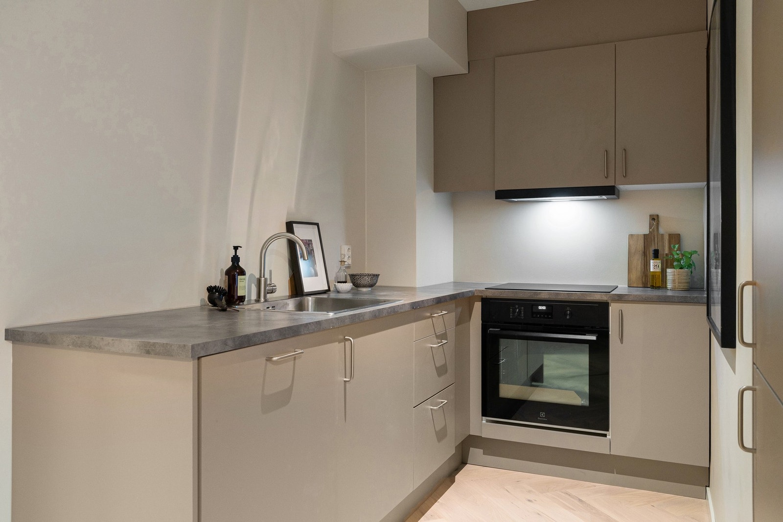 Kjøkkenet er nytt i 2025. Alle hvitevarer er integrert og medfølger salget. Galleribilde