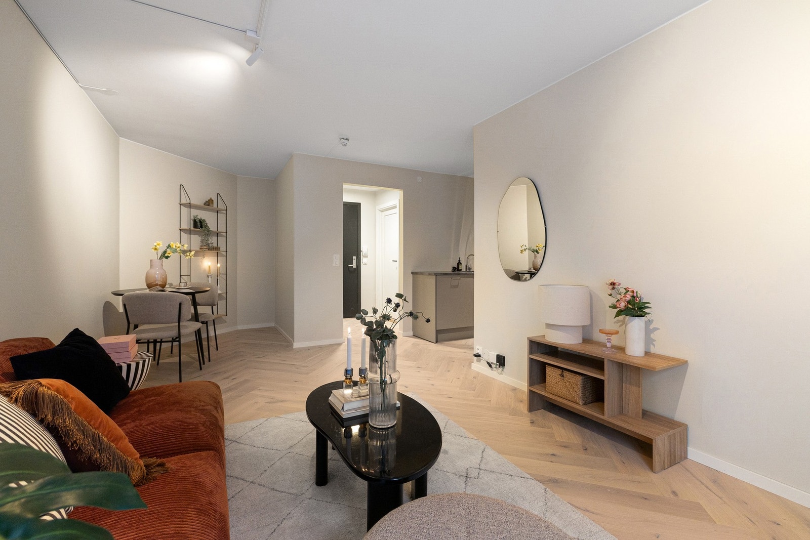 Kjøkkenet ligger i en luftig og delvis åpen løsning mot stuen og spisestuen. Galleribilde