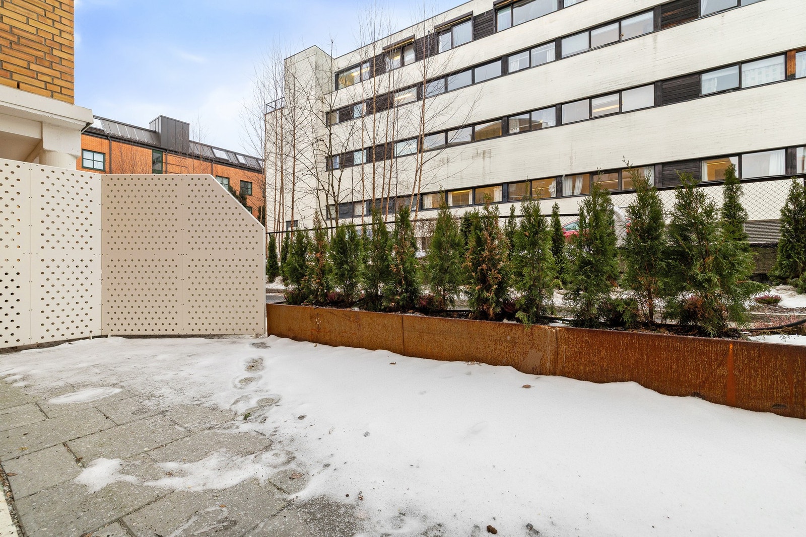 Direkte utgang til markterrasse på 11 kvm med ettermiddagssol, med plass til lounge, spisegruppe, grill m.m. Galleribilde