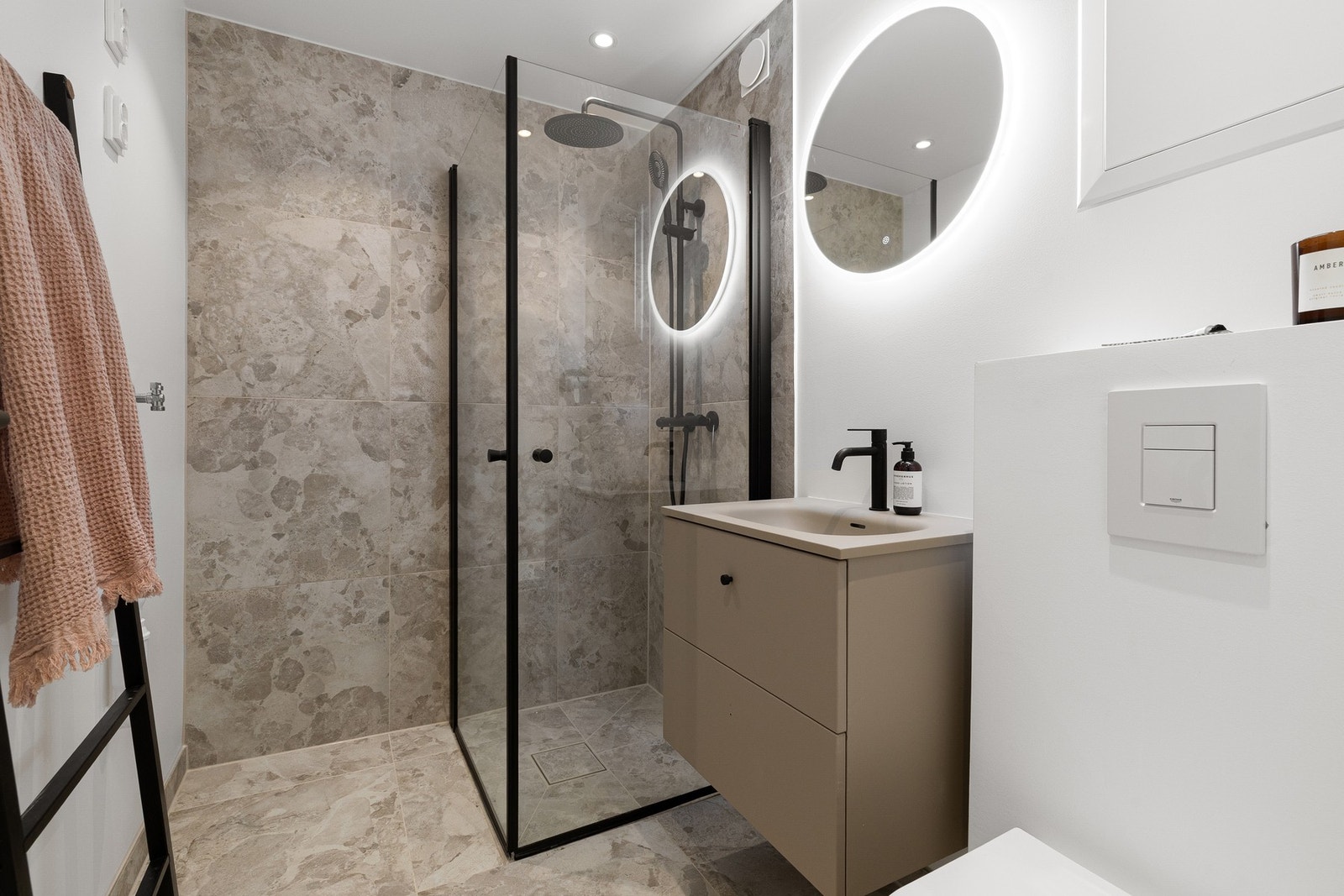 Rålekkert baderom, nyoppusset i 2025. Tidsriktig innredning. Tile insert sluk i samme flis som gulvet. Galleribilde