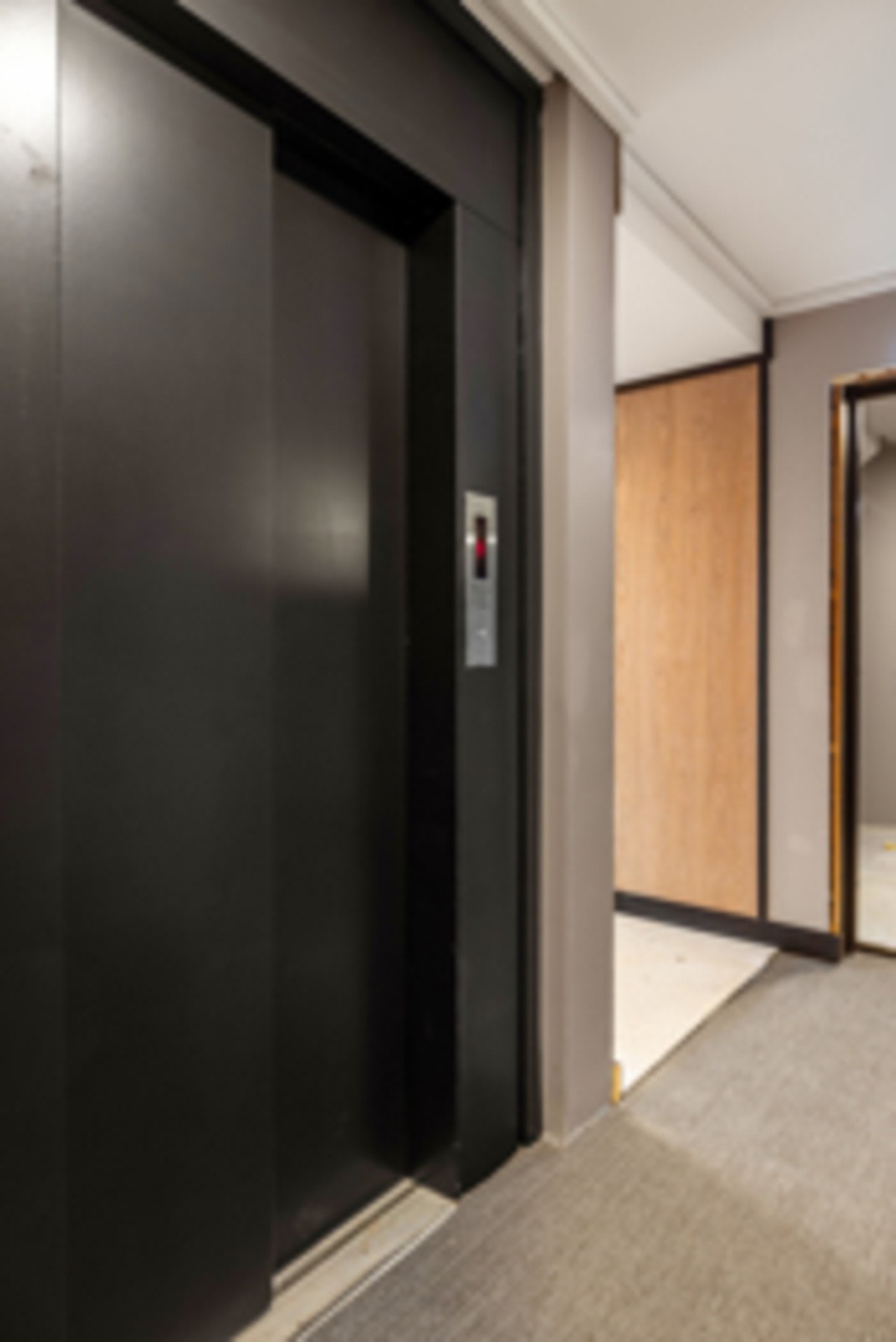 Det er heis over alle etasjer. Galleribilde