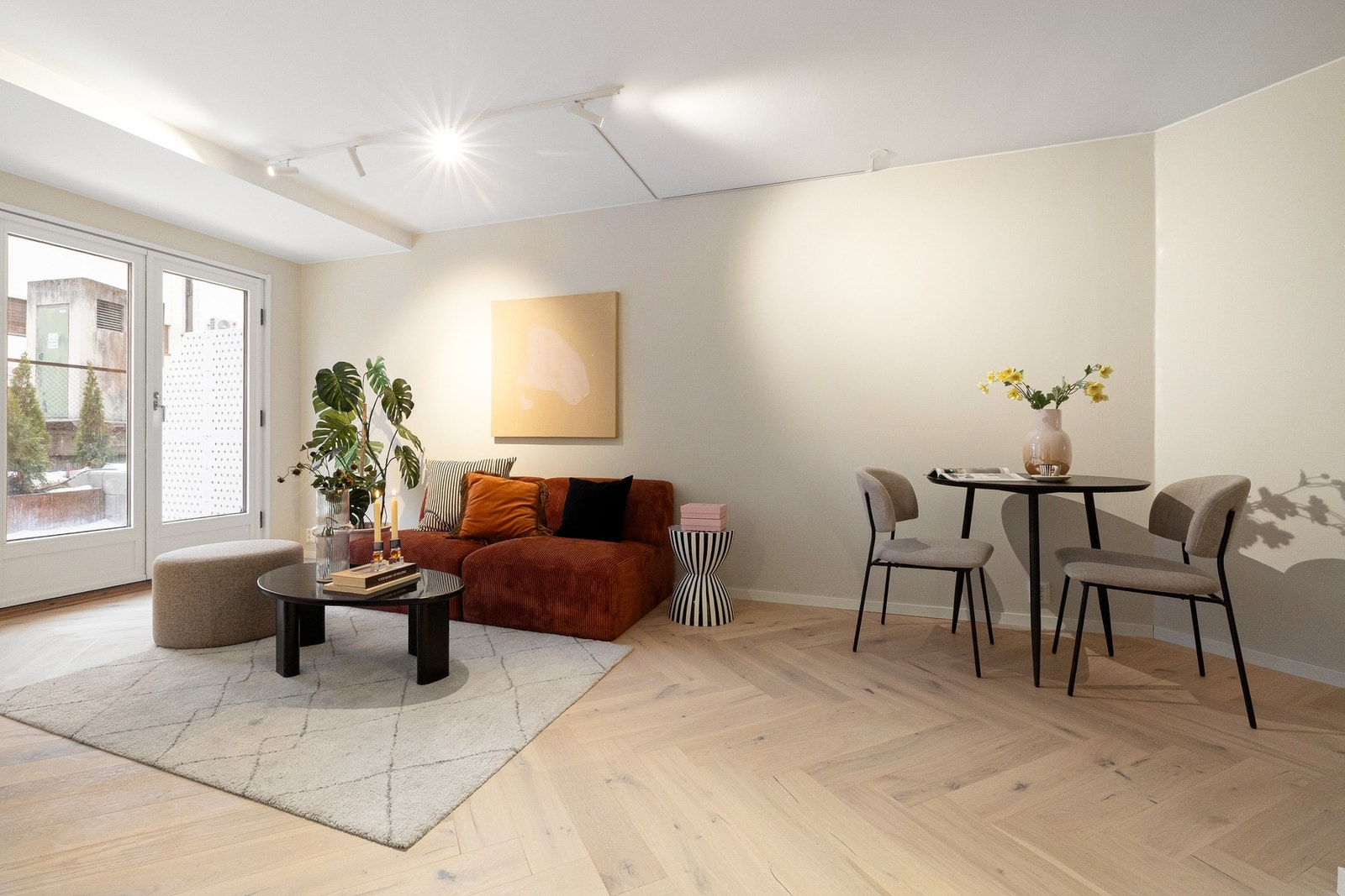 Meget god planløsning med plass til både romslig sofagruppe og spisestue. Galleribilde