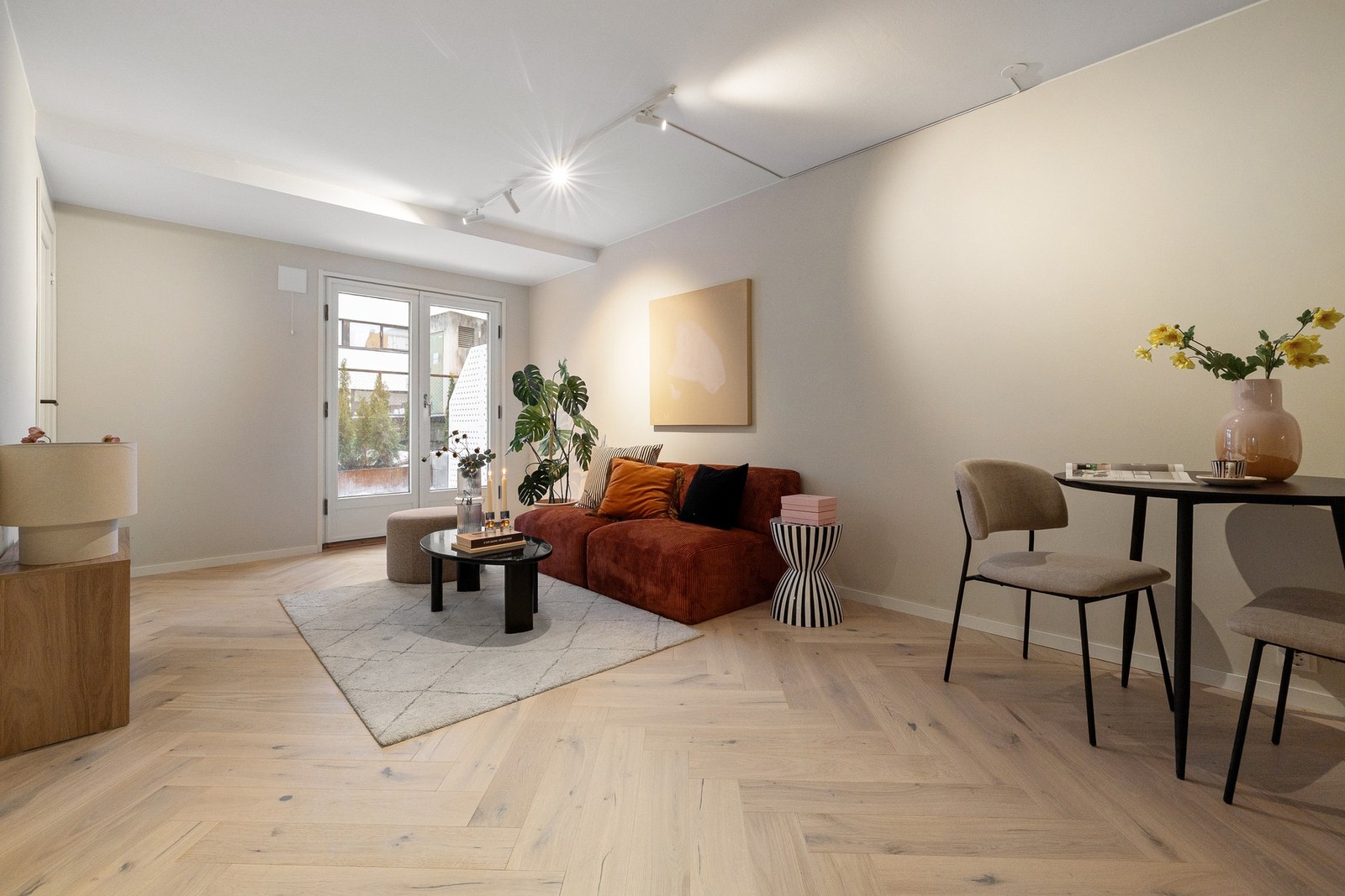 Eksklusivt parkettgulv i fiskebensmønster. Galleribilde