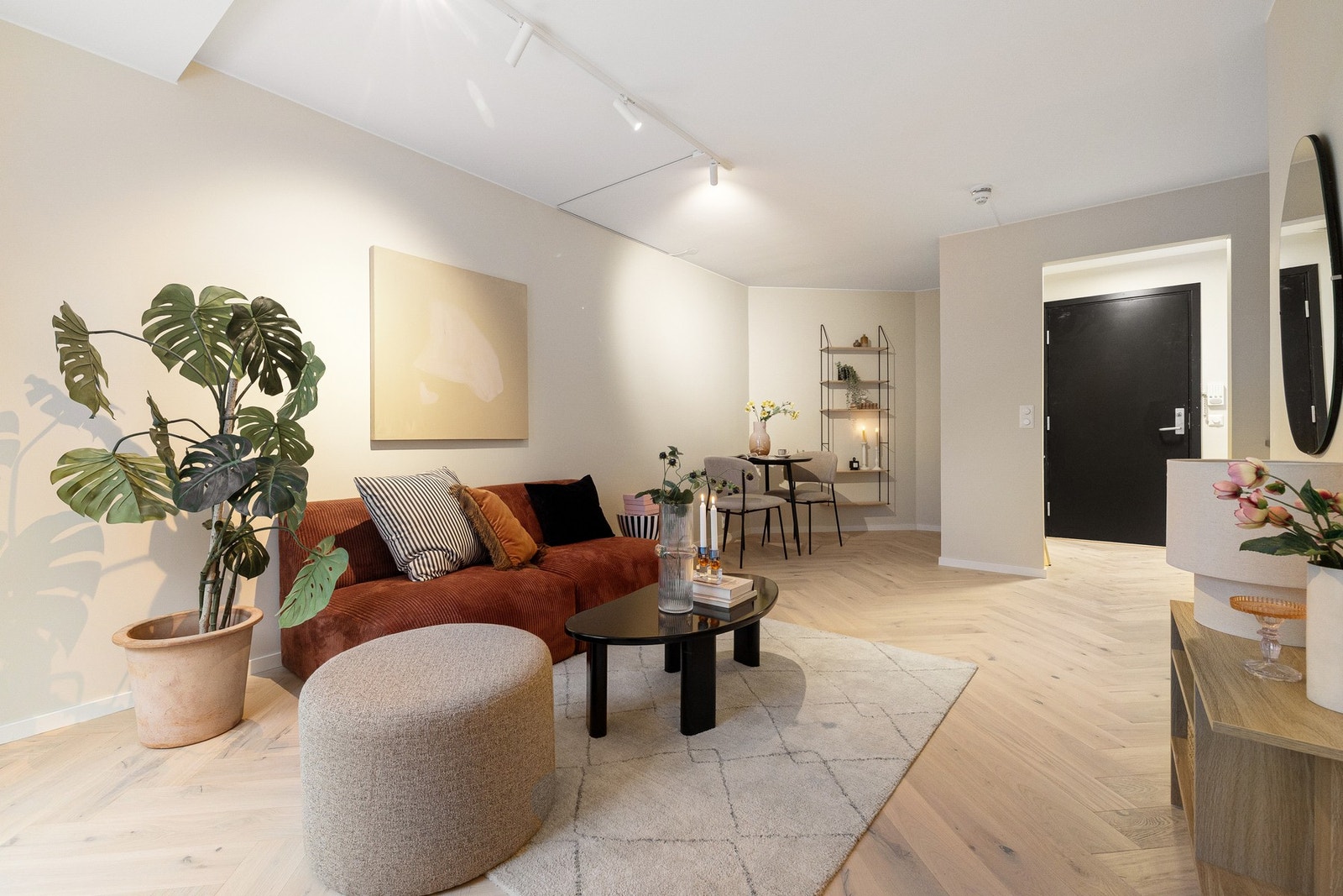 Alle overflater er slette og nymalte i 2025. Galleribilde