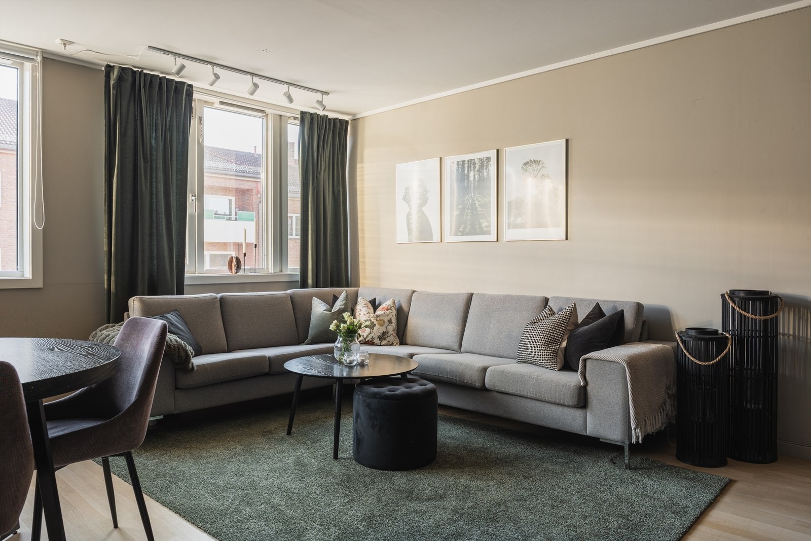 Romslig stue med åpen kjøkkenløsning Galleribilde