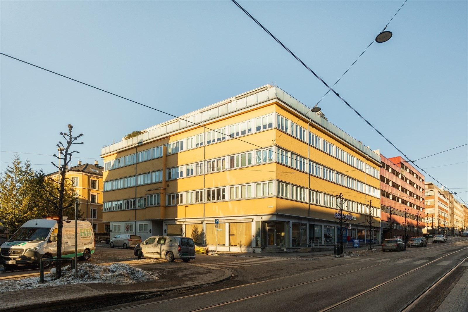 Leiligheten har en attraktiv beliggenhet på populære Rodeløkka/Sofienberg, et område kjent for sin urbane atmosfære, hyggelige parker, kaféer og et bredt servicetilbud. Galleribilde