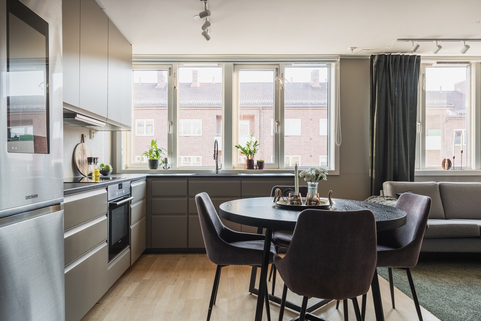 Lekkert kjøkken som ble fornyet i 2025 og fremstår moderne med IKEA-innredning i beige glatte fronter på skuffer og skap. Galleribilde