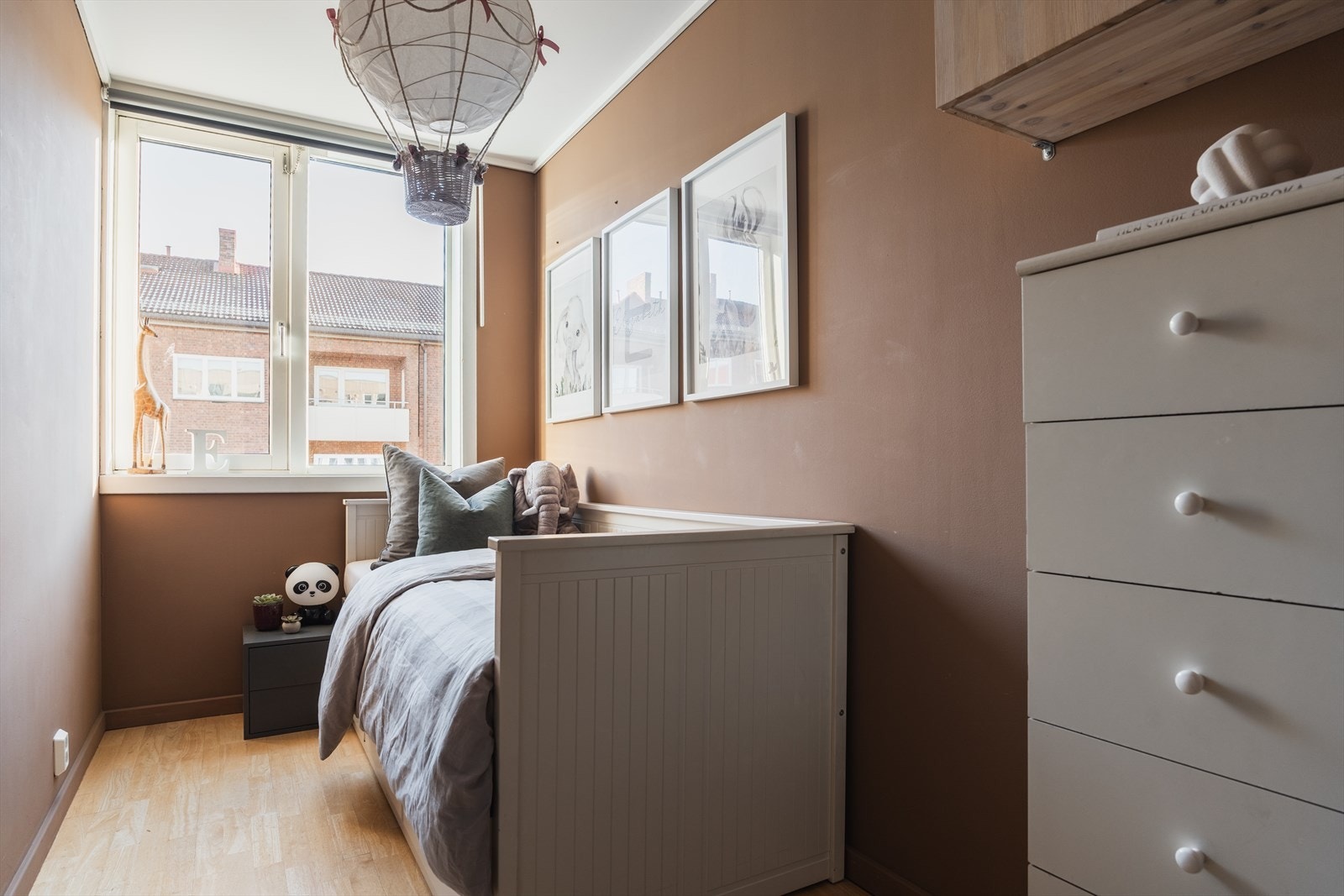 Soverom to er også av god størrelse med plass til seng og oppbevaring Galleribilde