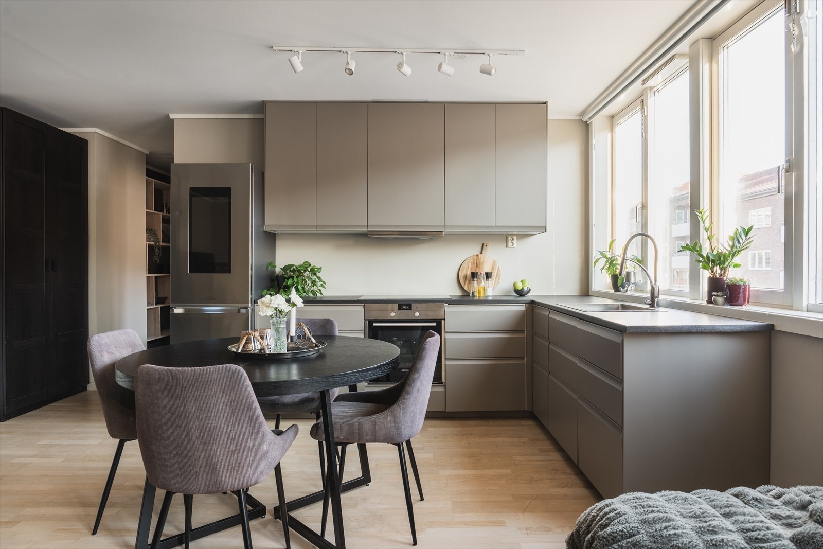 God skap- og benkeplass samt god plass til spisebord Galleribilde