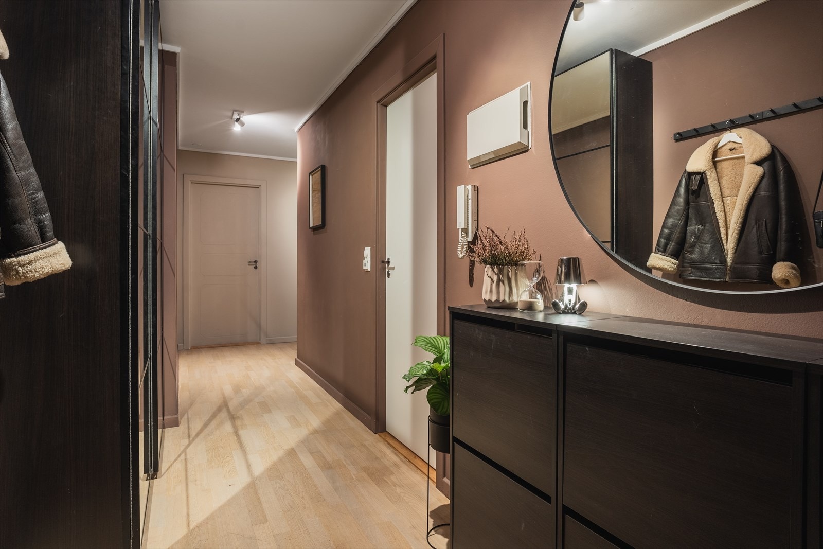 Velkommen inn! Romslig gang/entré - man har heisadkomst til 4. etasje Galleribilde