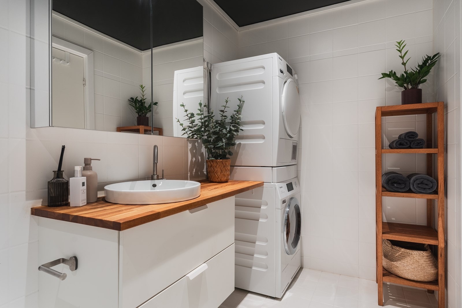 God plass til oppbevaring i skuffer og det er opplegg for både vaskemaskin og tørketrommel Galleribilde