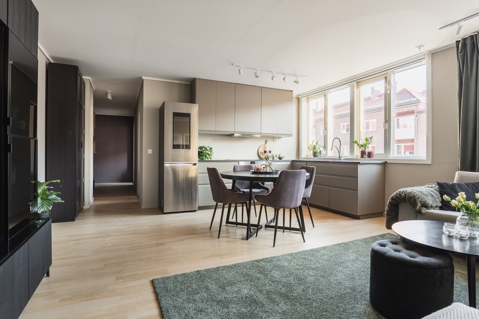 Lys og moderne 3-roms med god standard i 4. etasje med heisadkomst. Flott felles takterrasse. Galleribilde