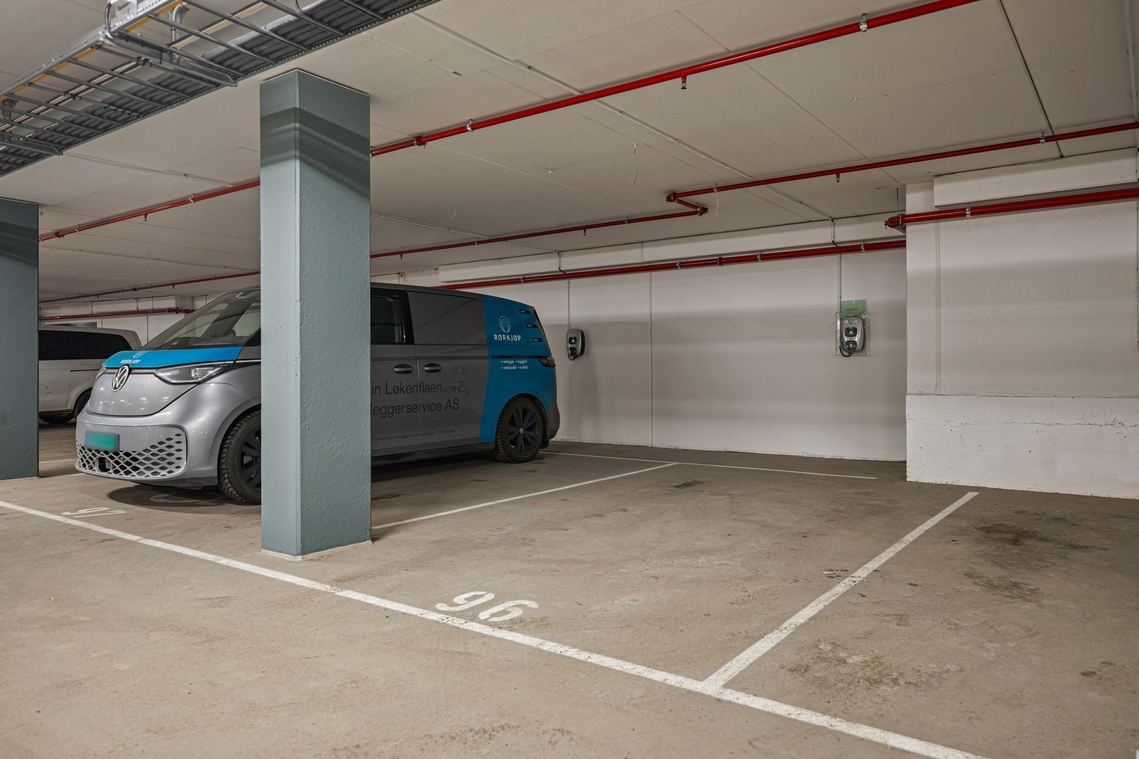 Garasjeplass med elbillader Galleribilde