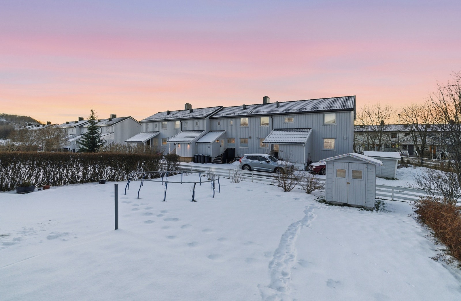 Hage med utebod - Svært gode lys og solforhold Galleribilde