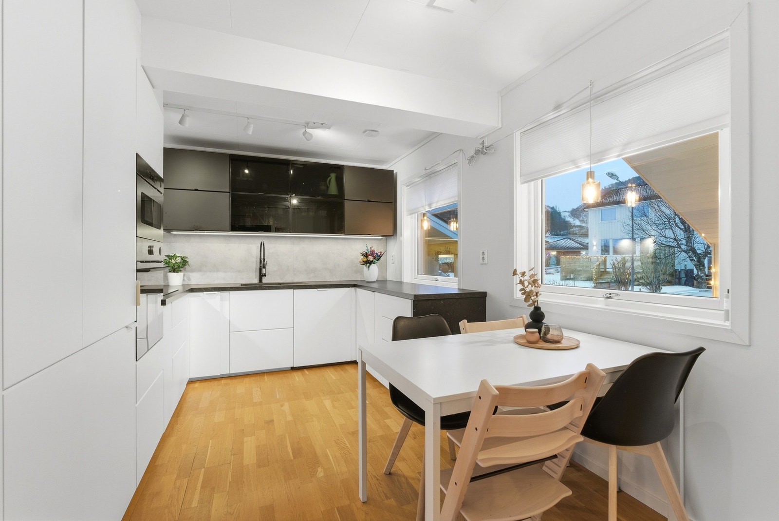 Stilfullt IKEA kjøkken fra 2022, med plass til spisegruppe Galleribilde