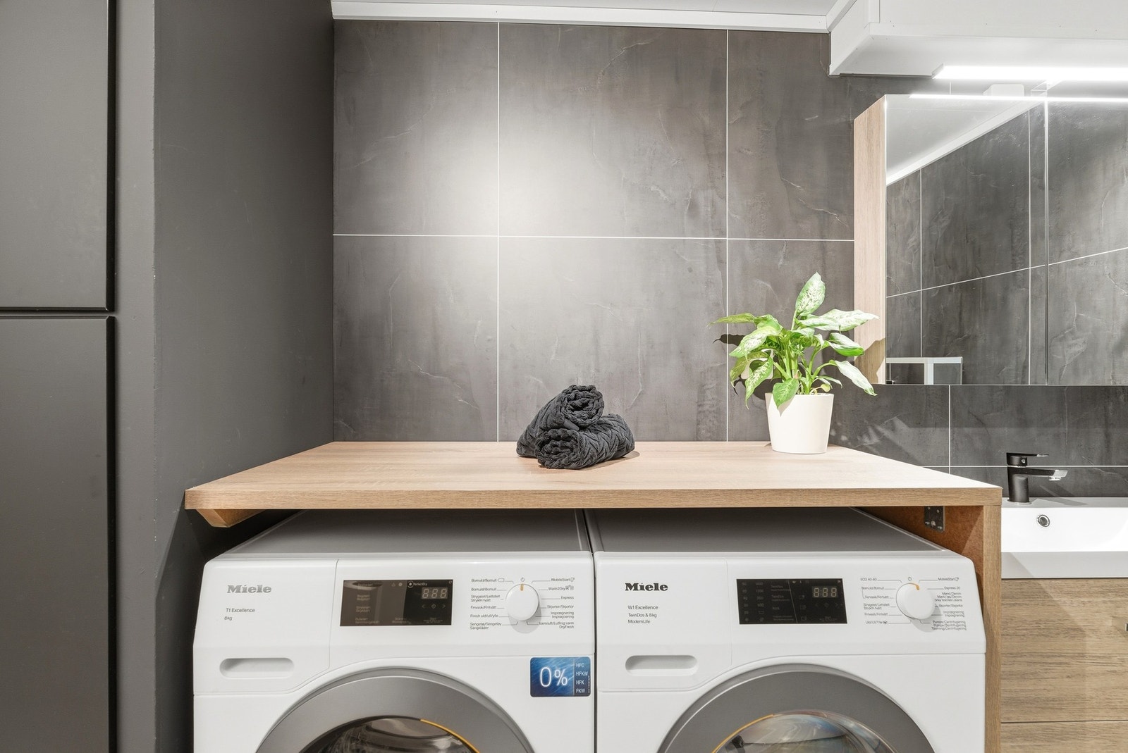 Badet har innredning med nedfelt servant, veggmontert toalett, badekar og opplegg for vaskemaskin. (ikke godkjent Bodø Kommune - Borettslaget har inne søknad om bruksendring) Galleribilde