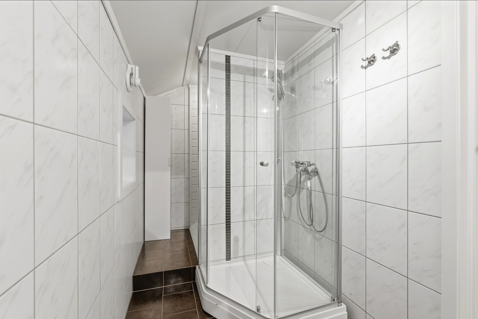 Flislagt bad fra 2010 - Praktisk innhuk med oppbevaringsplass bak dusj Galleribilde