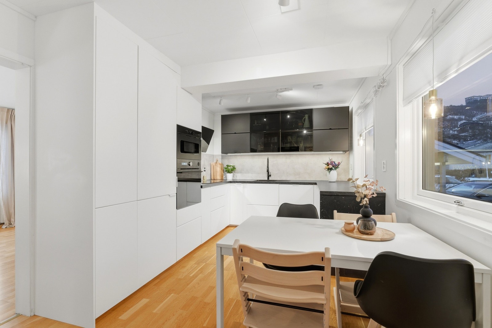 Godt utbygget kjøkken med god skap- og benkeplass. Galleribilde