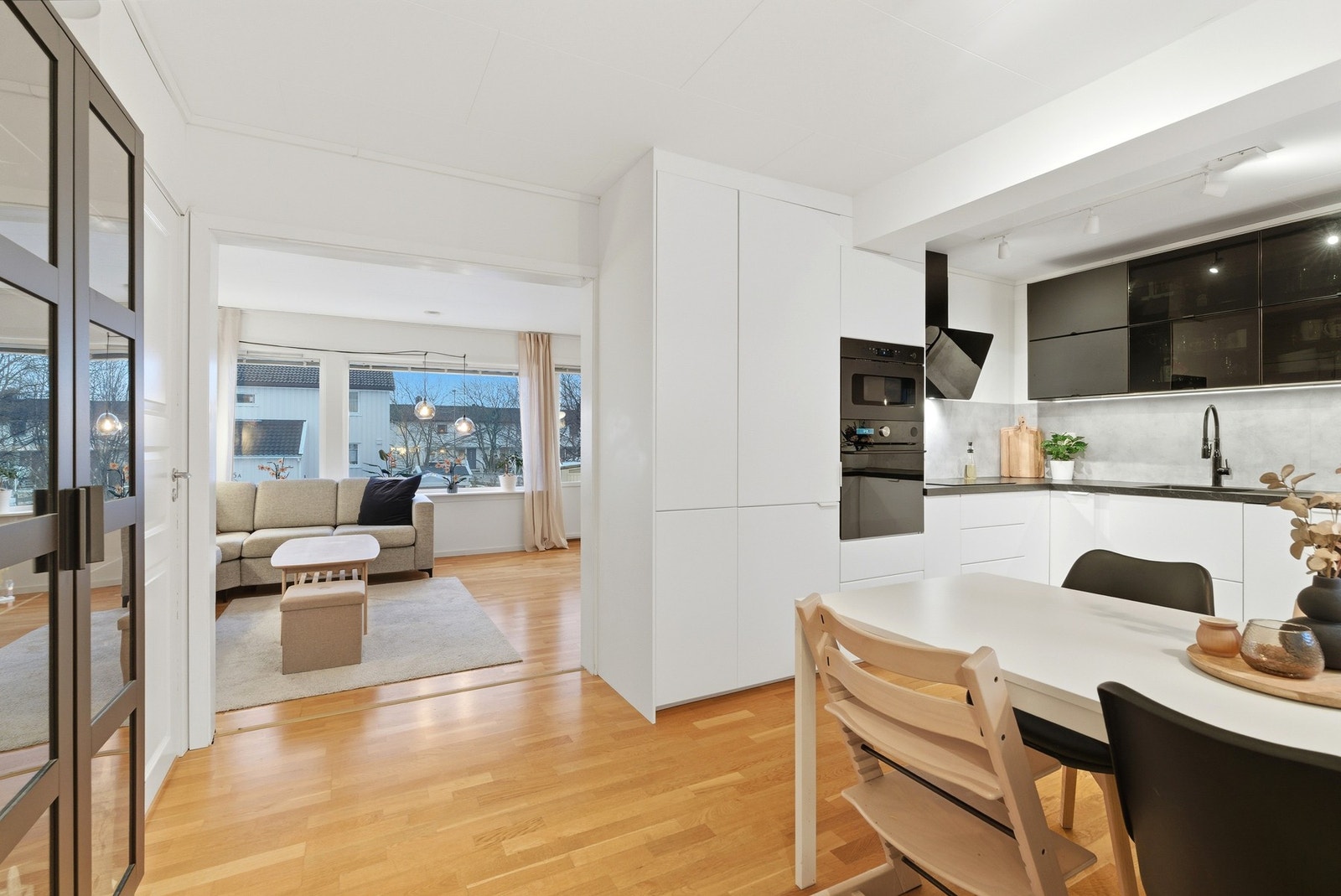 Fra entré kommer man inn til kjøkken, hvor det er varme i gulv Galleribilde