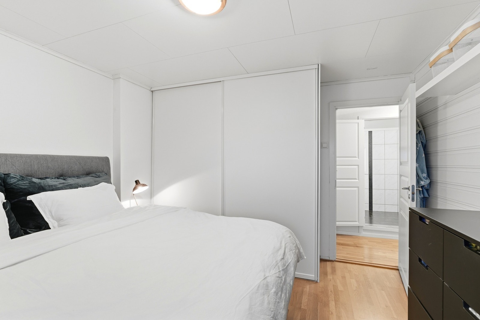 Soverom nr. 3 med skyvedørsgarderobe Galleribilde