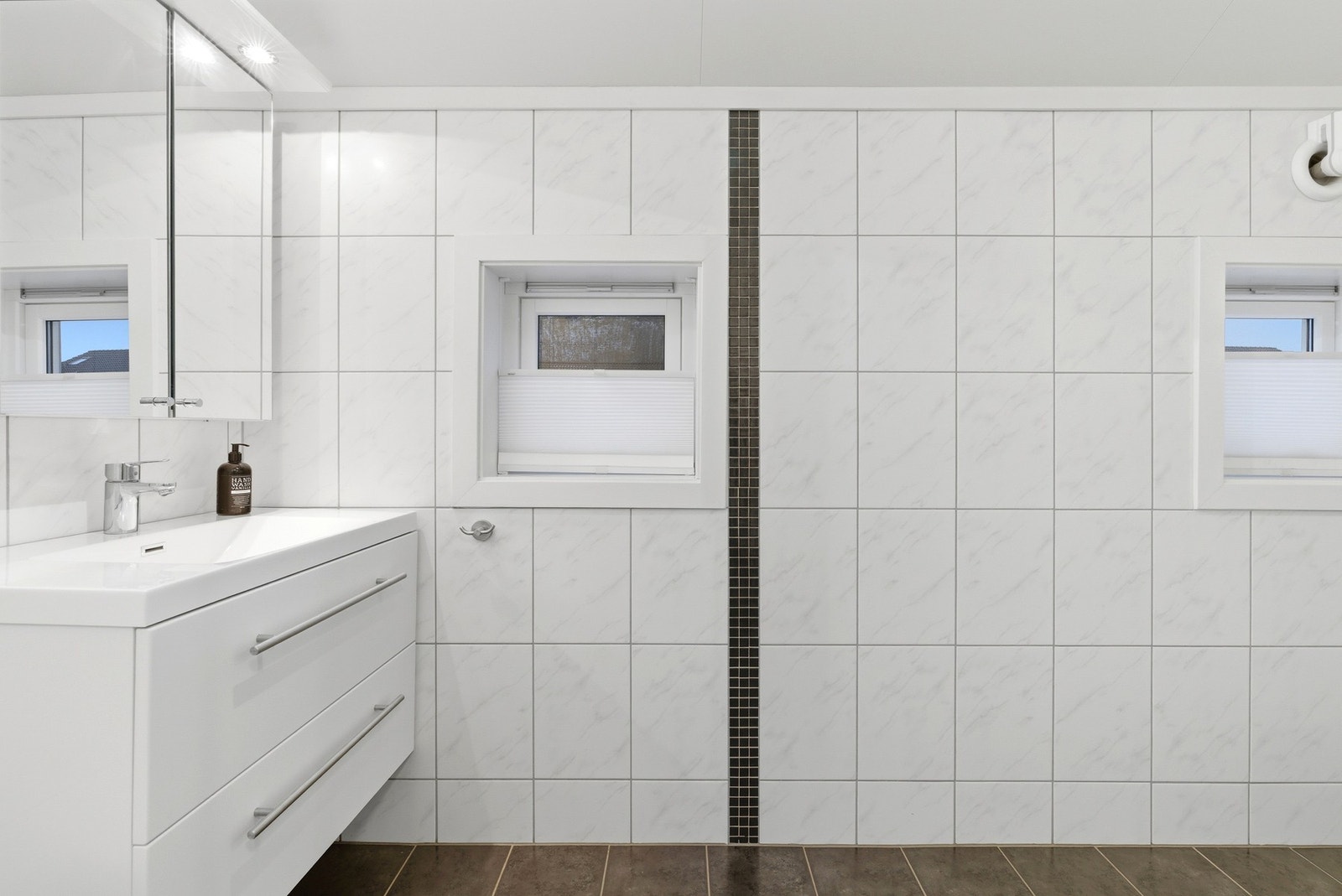 Flislagt bad fra 2010, i klassisk og tidløs utforming - Varme i gulv Galleribilde