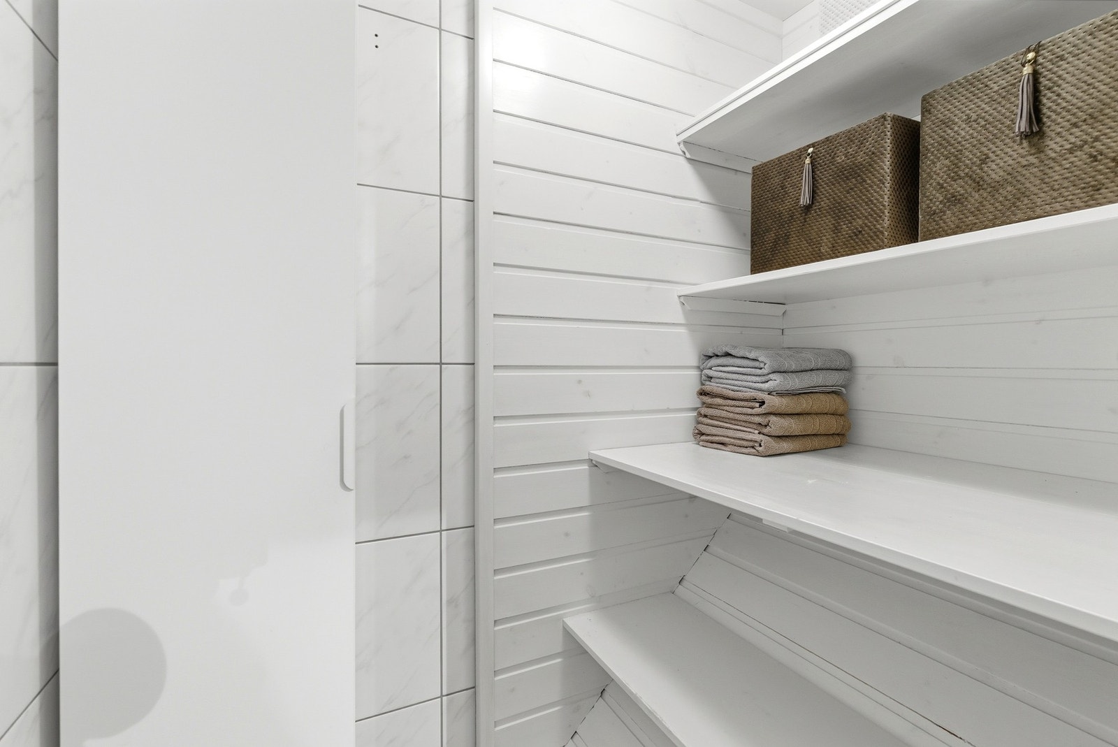 Praktisk oppbevaringsrom bak bad Galleribilde