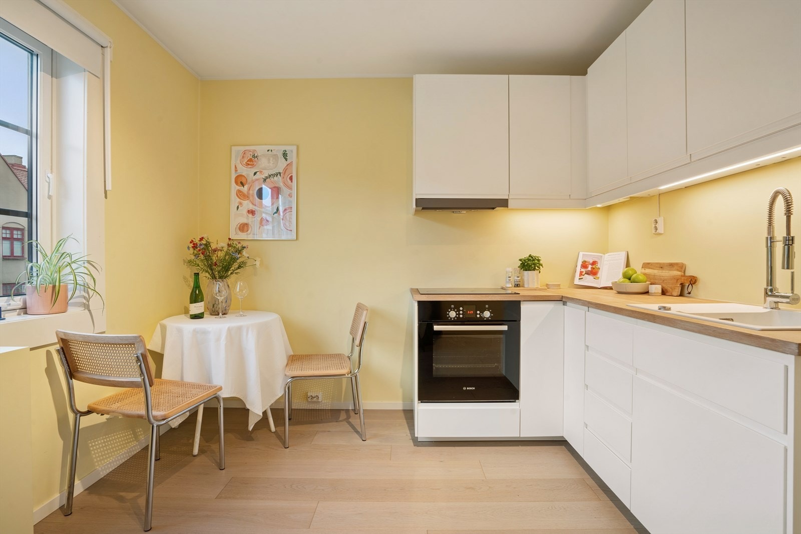 Meget god og optimalisert planløsning med plass til sofagruppe og evt. spisebord. Galleribilde