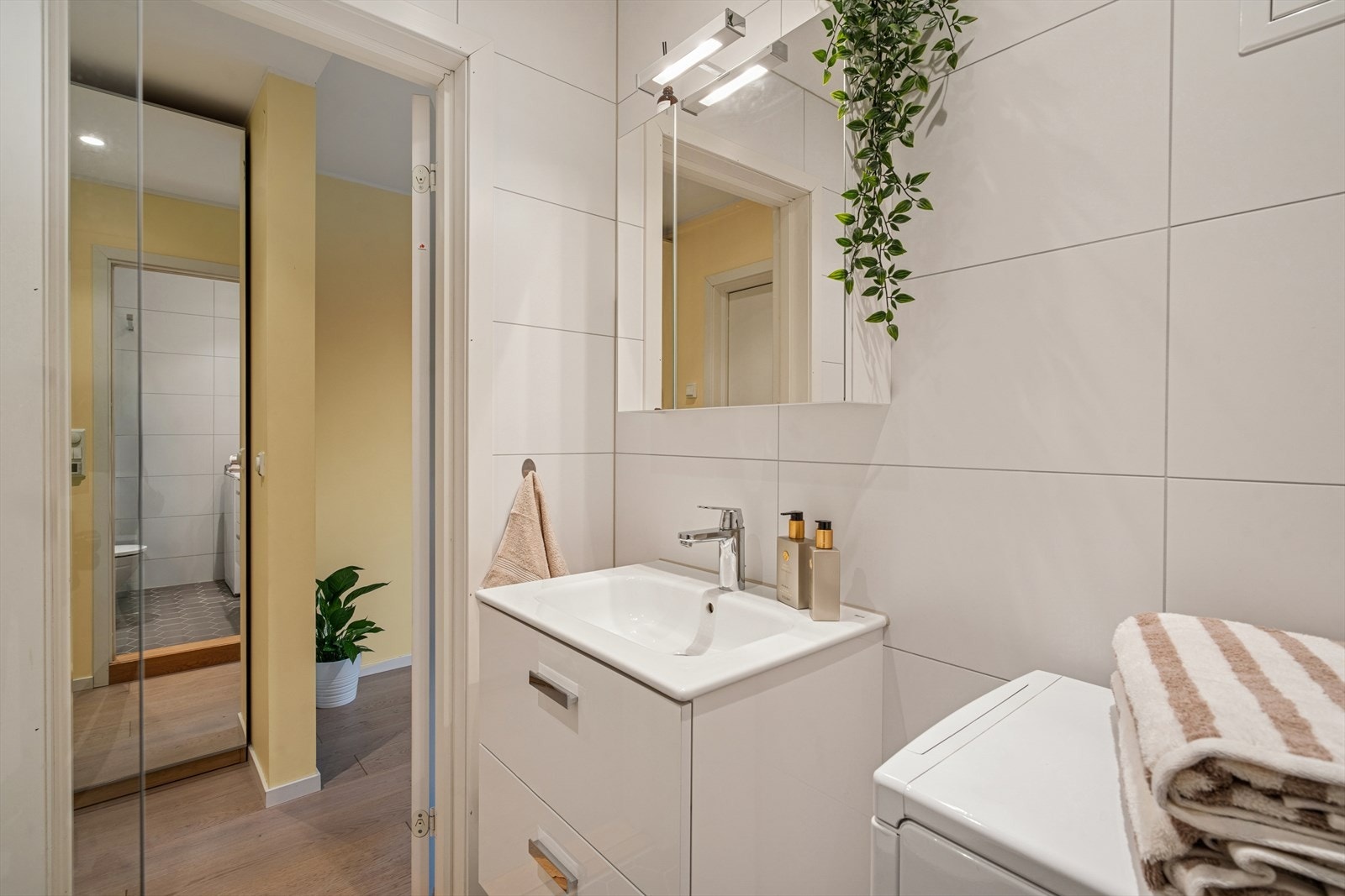 I tillegg til varmekabler på bad har man radiatorer som varmer opp leiligheten Galleribilde